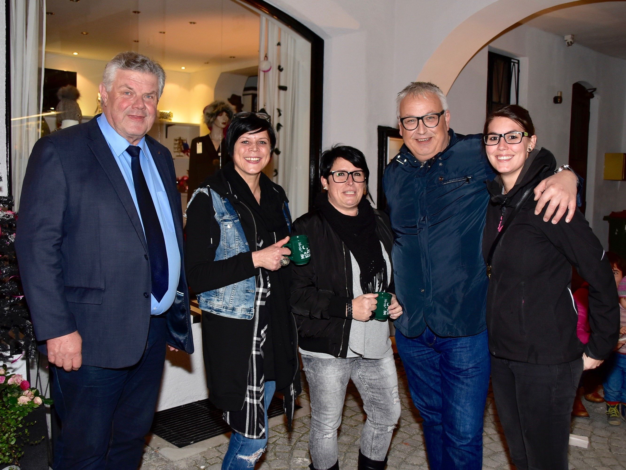 Der Bludenzer Bürgermeister Mandi Katzenmayer (l.), Stadtrat Hansi Bandl mit Tochter Natascha zusammen mit zwei Marktbesucherinnen Der Bludenzer Bürgermeister Mandi Katzenmayer (l.), Stadtrat Hansi Bandl mit Tochter Natascha zusammen mit zwei Marktbesucherinnen