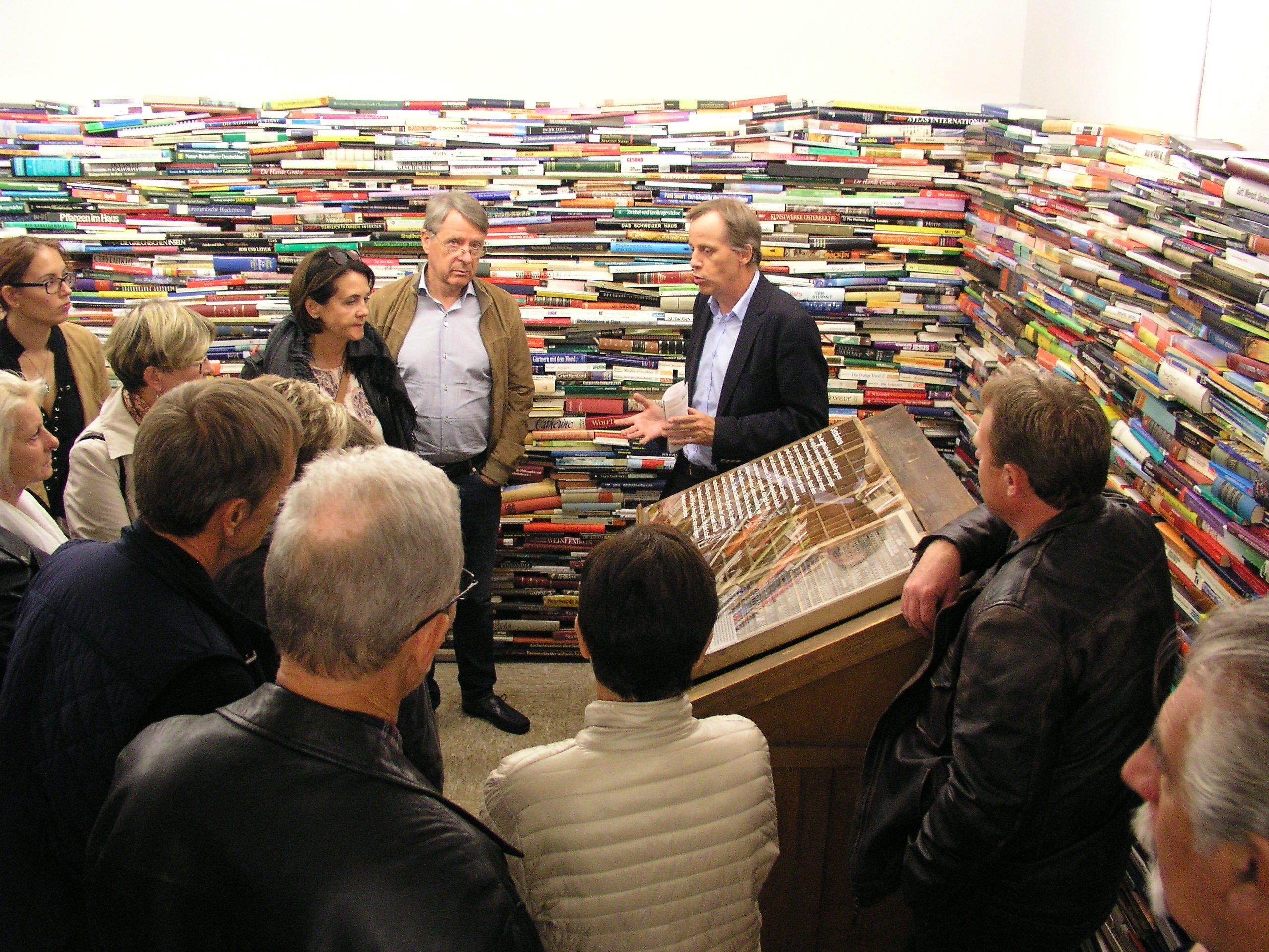 Ausstellungskurator Mag. Norbert Schnetzer führt interessierte Besucher durch die Buchdruck-Ausstellung