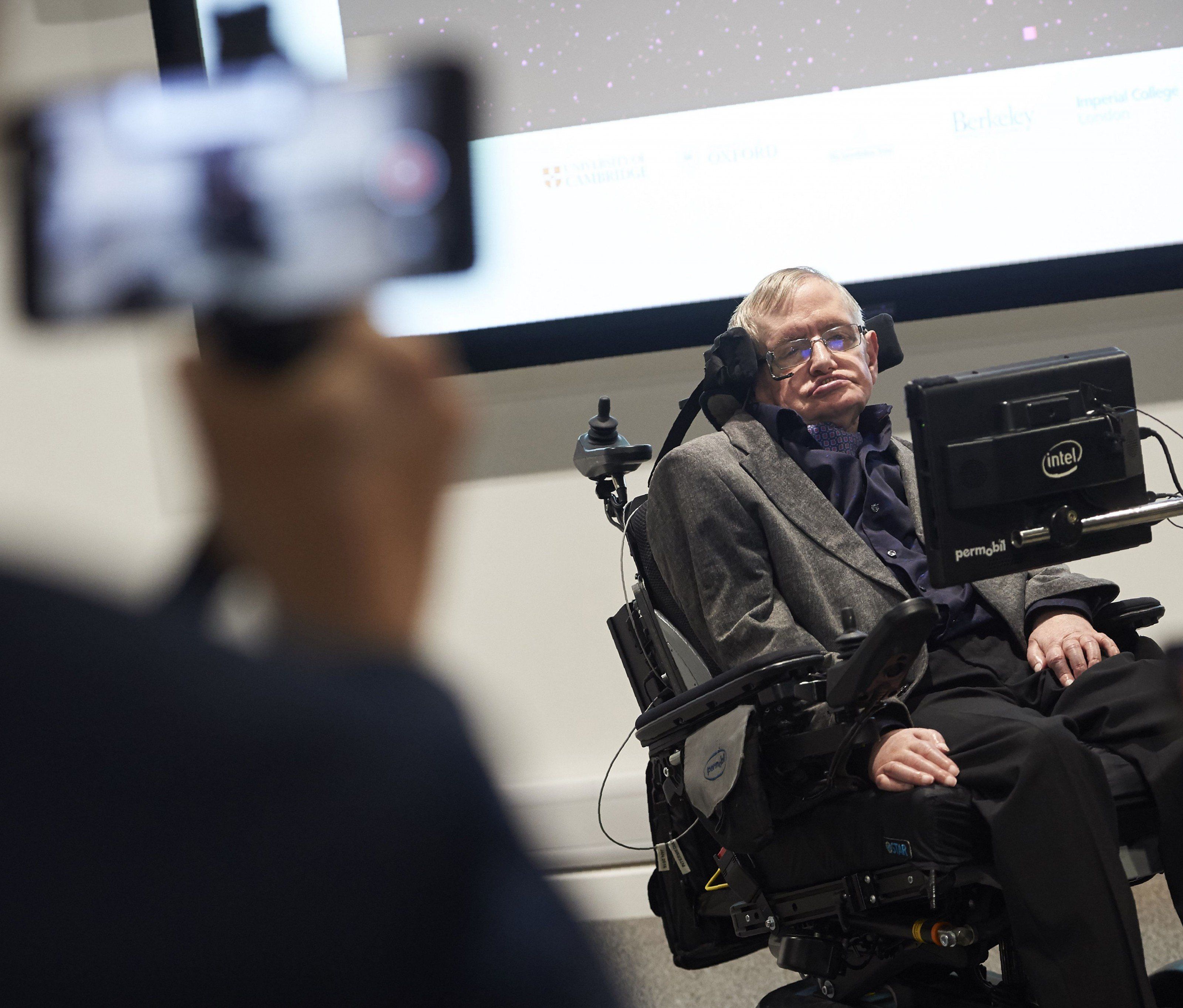 Stephen Hawking bei seiner Vorlesung an der Universität von Cambridge. Stephen Hawking bei seiner Vorlesung an der Universität von Cambridge.