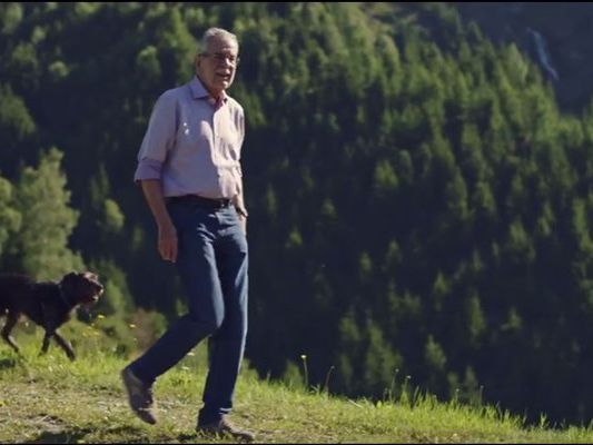 Alexander Van der Bellen zeigt sich in seinem Wahlkampfvideo heimatverbunden. Alexander Van der Bellen zeigt sich in seinem Wahlkampfvideo heimatverbunden.