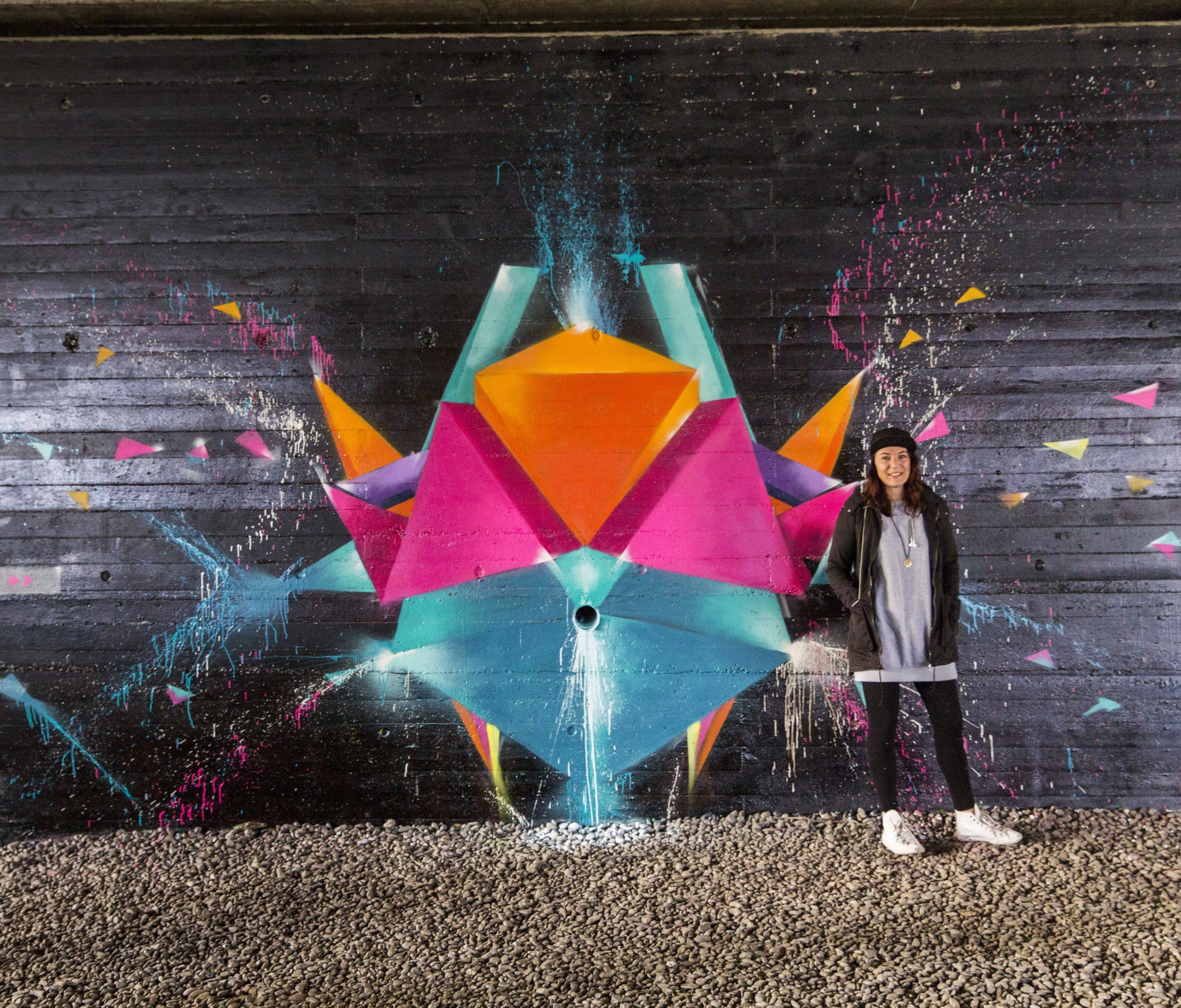 Vanessas neuestes Werk hebt sich vor allem durch die Art der grafischen Darstellung von anderen Graffitis ab. Vanessas neuestes Werk hebt sich vor allem durch die Art der grafischen Darstellung von anderen Graffitis ab.