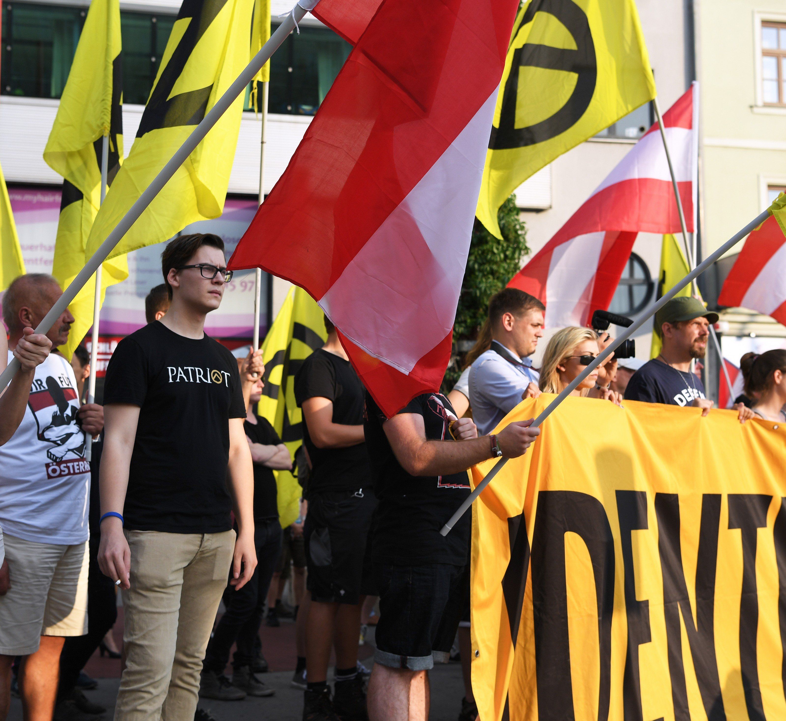 Die Identitäre Bewegung Österreich sorgte beim Wahlkampfauftakt von BP-Kandidat Hofer für Aufregung Die Identitäre Bewegung Österreich sorgte beim Wahlkampfauftakt von BP-Kandidat Hofer für Aufregung