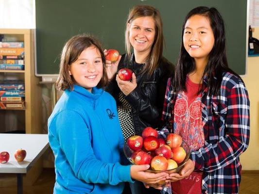 Timna und Yoojin vom Döblinger Gymnasium freuen sich mit Ernährungswissenschafterin Mag. Karin Blagusz (SIPCAN) über die Bio-Äpfel von SPAR Natur*pur