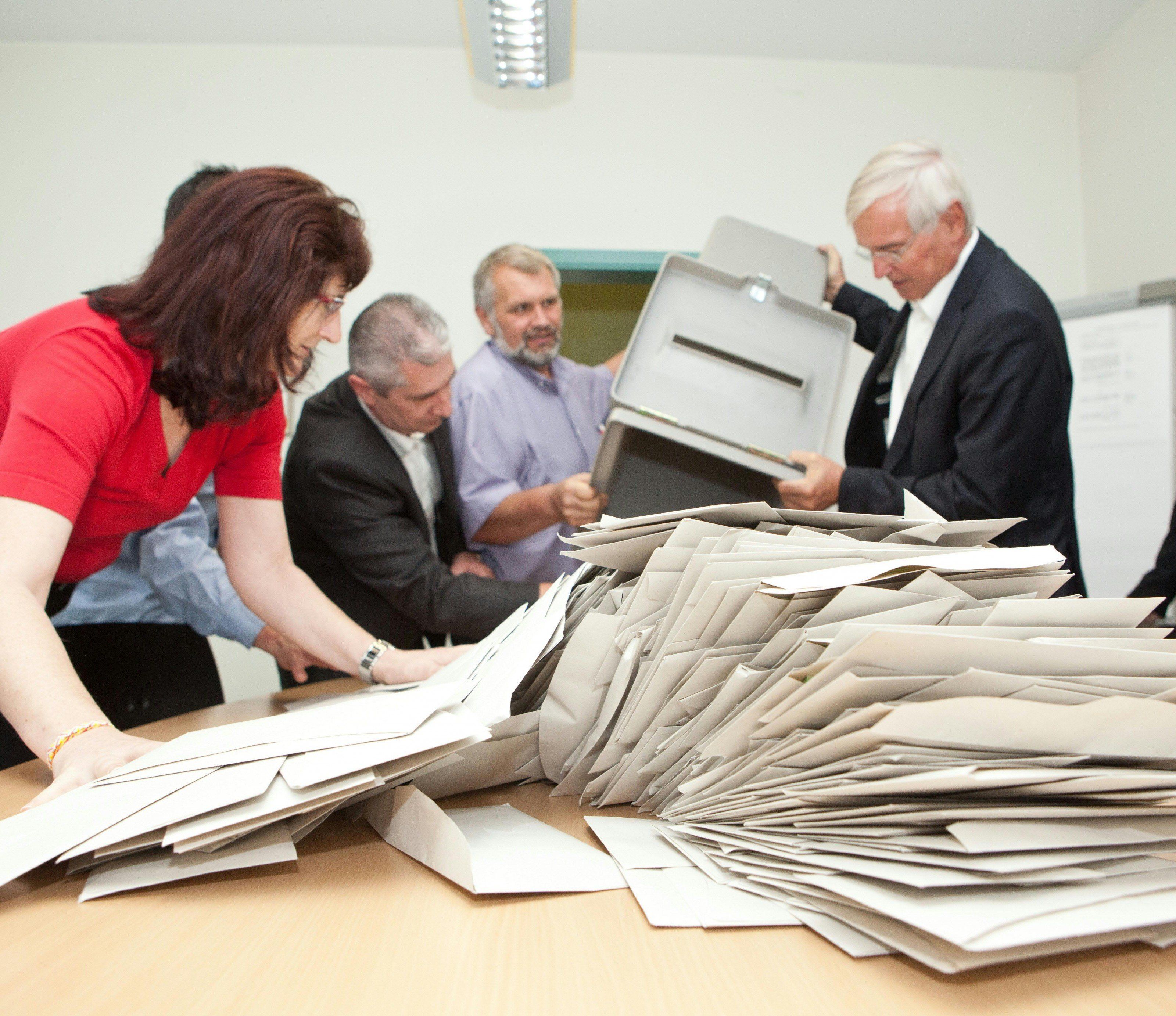 Ermittlungen gegen mehr als 250 Wahlleiter und Beisitzer rund um die Stimmenauszählung Ermittlungen gegen mehr als 250 Wahlleiter und Beisitzer rund um die Stimmenauszählung