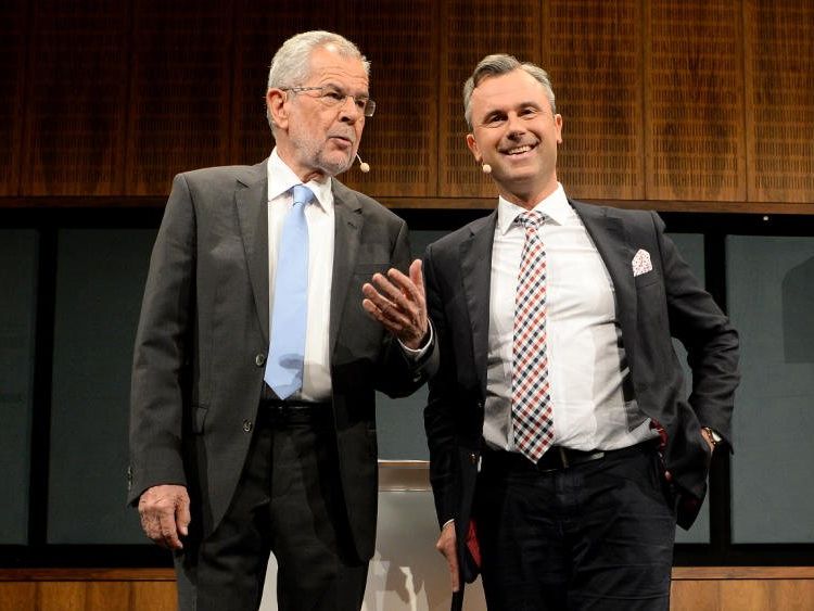 Norbert Hofer & Alexander Van der Bellen stellen sich am 4. Dezember nochmal der Stichwahl. Norbert Hofer & Alexander Van der Bellen stellen sich am 4. Dezember nochmal der Stichwahl.