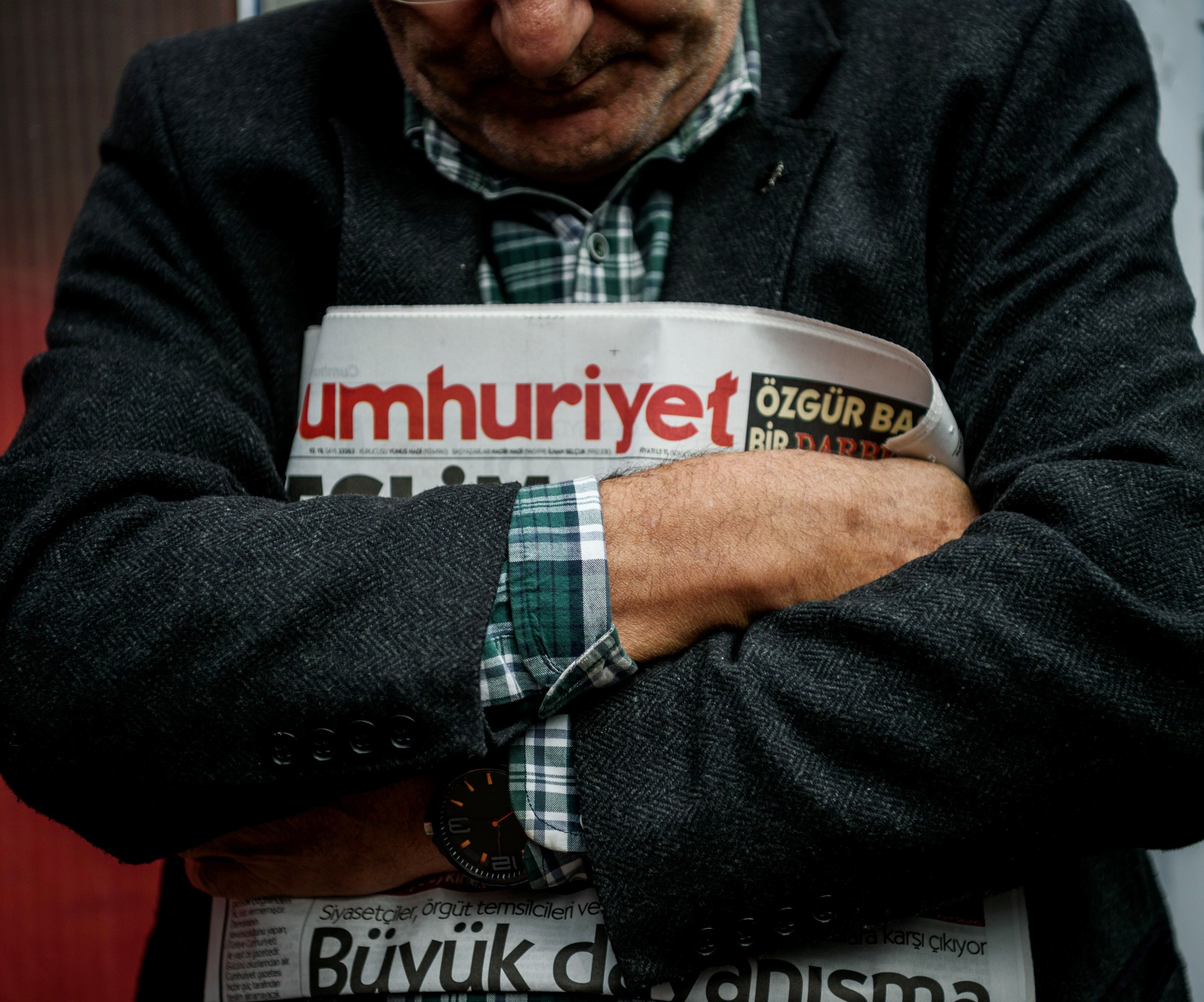 Dert Herausgeber der regierungskritischen türkischen Tageszeitung "Cumhuriyet", Akin Atalay, wurde in der Türkei verhaftet. Dert Herausgeber der regierungskritischen türkischen Tageszeitung "Cumhuriyet", Akin Atalay, wurde in der Türkei verhaftet.