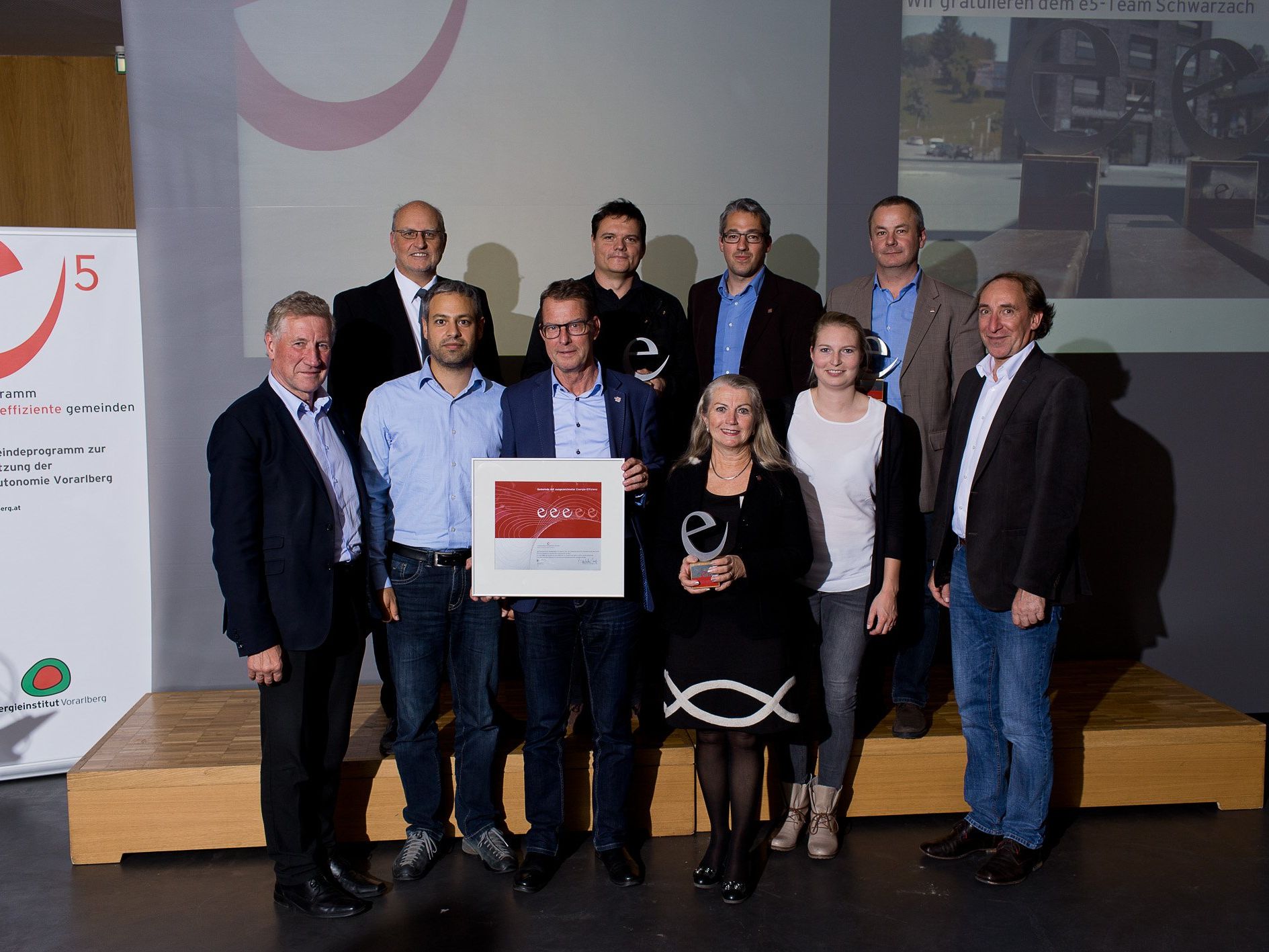 Bürgermeister Manfred Flatz und das Team aus Schwarzach wurden mit drei „e“ erfolgreich re-zertifiziert. Bürgermeister Manfred Flatz und das Team aus Schwarzach wurden mit drei „e“ erfolgreich re-zertifiziert.