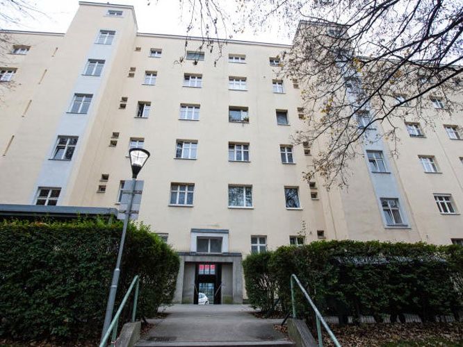 Die junge Frau konnte sich am Fensterbrett festklammern. Die junge Frau konnte sich am Fensterbrett festklammern.