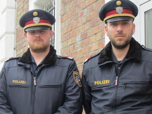 Revierinspektor Philipp S. (links) und Revierinspektor Patrick H. retteten die 21-Jährige, die aus dem Fenster geworfen wurde