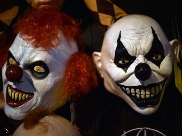 Der Pkw-Lenker veriss sein Fahrzeug, der Horror-Clown wurde dadurch verletzt. Der Pkw-Lenker veriss sein Fahrzeug, der Horror-Clown wurde dadurch verletzt.