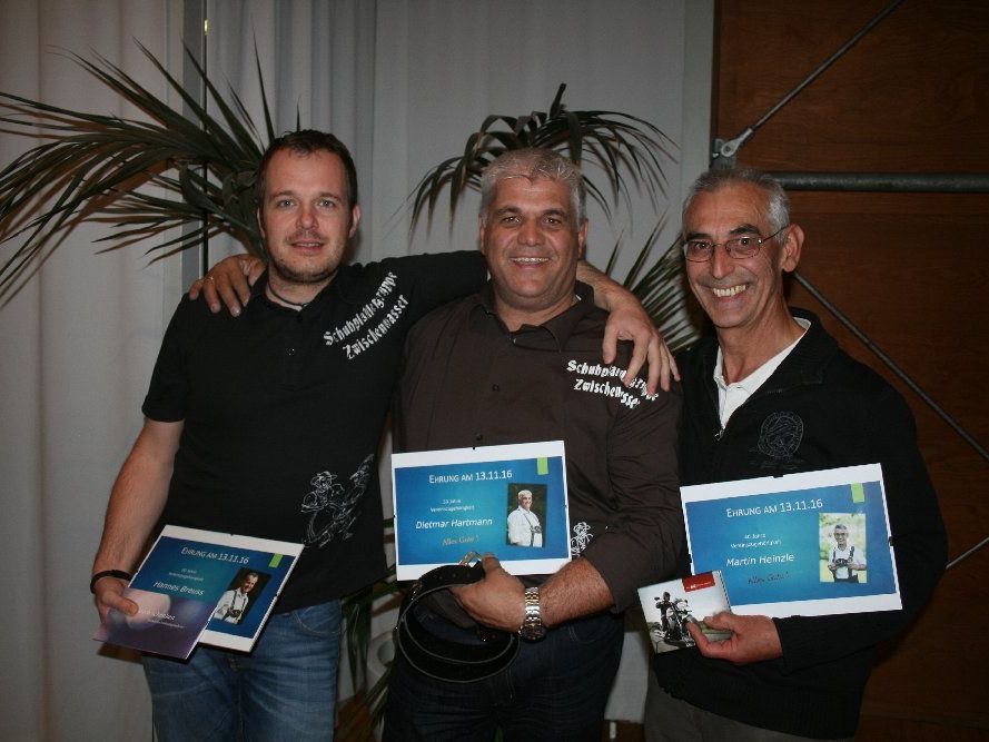 Hannes (Ehrung 20 Jahre), Dietmar (Ehrung 30 Jahre) und Martin (Ehrung 40 Jahre) Hannes (Ehrung 20 Jahre), Dietmar (Ehrung 30 Jahre) und Martin (Ehrung 40 Jahre)