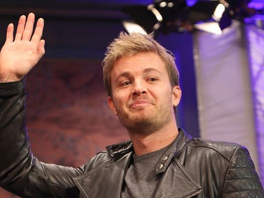 Nico Rosberg ist zu Gast in Wien bei der Motorsportbühne am Heldenplatz. Nico Rosberg ist zu Gast in Wien bei der Motorsportbühne am Heldenplatz.