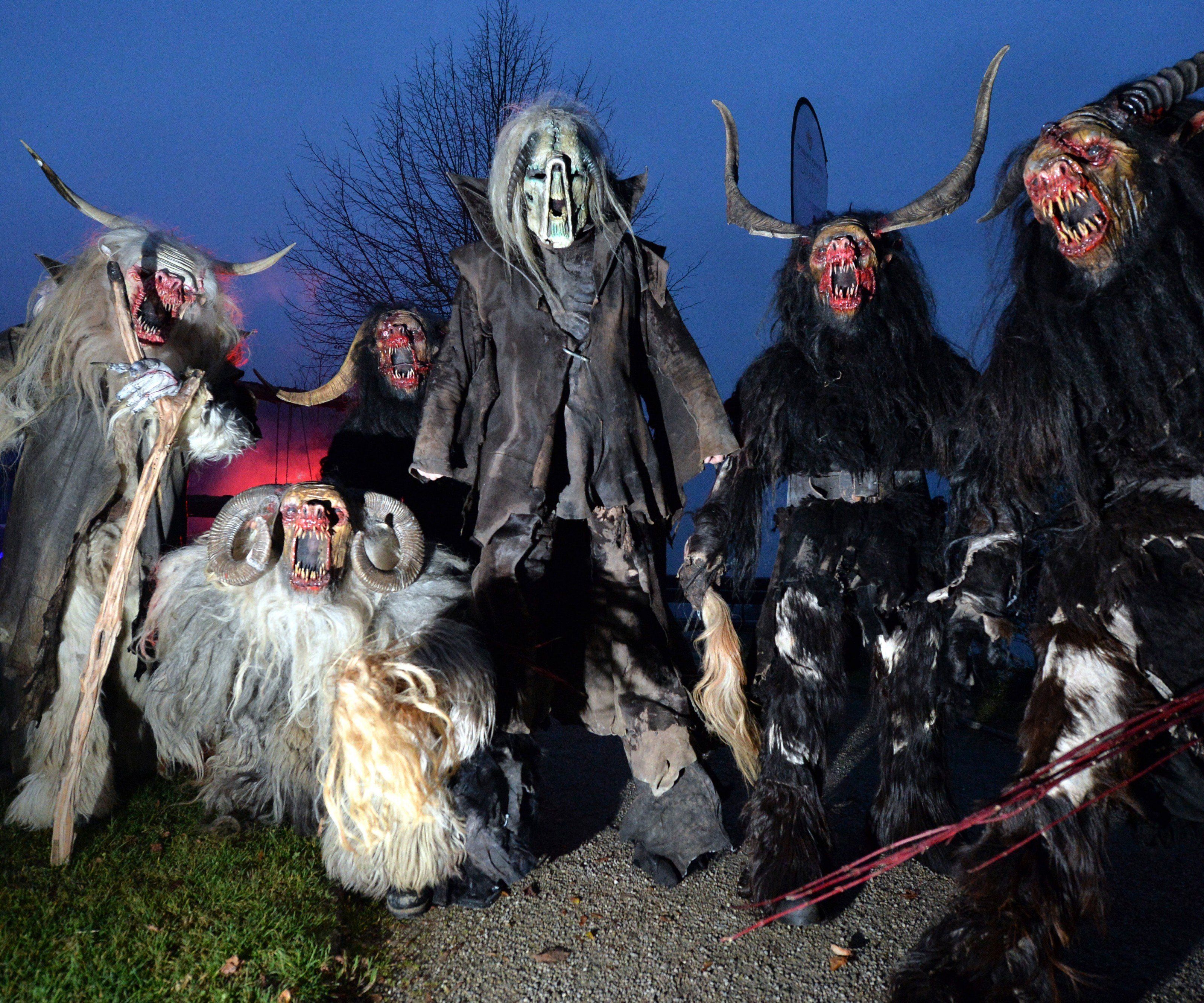 Die Perchten machen am Freitag das Weihnachtsdorf im Alten AKH unsicher