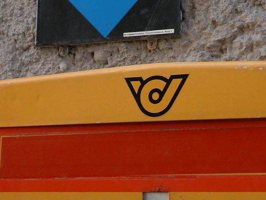 Die Kinder kletterten in Währing in einen großen Post-Sammelkasten Die Kinder kletterten in Währing in einen großen Post-Sammelkasten