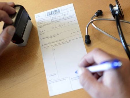 Die Ärztin steht unter schwerem Betrugsverdacht. Die Ärztin steht unter schwerem Betrugsverdacht.