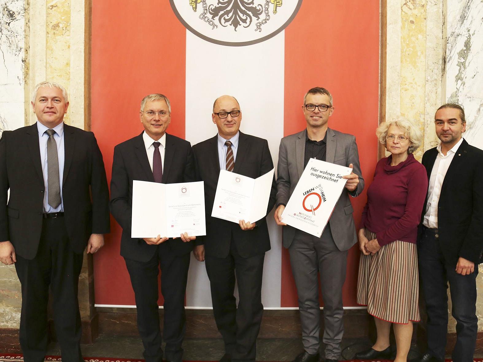 Wolfgang Berchtel, MBA (3. v. l.) nahm die Auszeichnung von Bundesminister Alois Stöger (2. v. l.) entgegen.