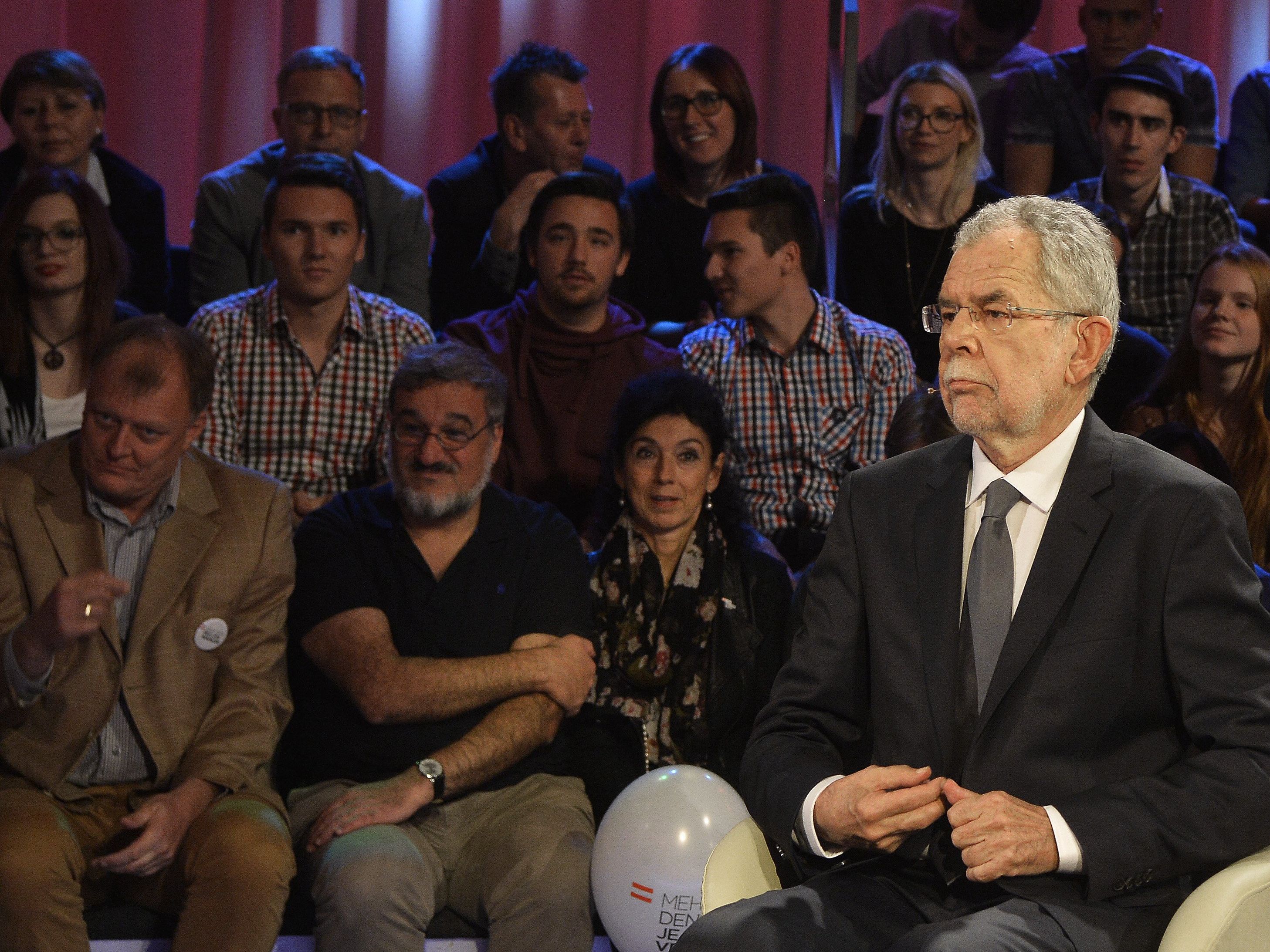 Präsidentschaftskandidat Alexander Van der Bellen stellt sich den Fragen von Corinna Milborn. Präsidentschaftskandidat Alexander Van der Bellen stellt sich den Fragen von Corinna Milborn.