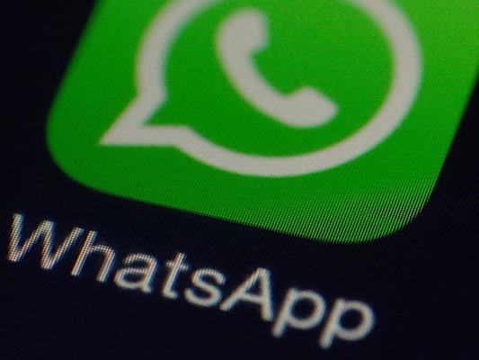 Auf manchen Smartphones wird der Nachrichtendienst WhatsApp eingestellt.