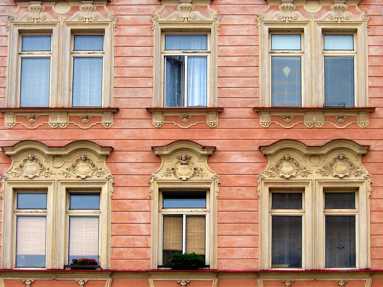 Das vierjährige Mädchen stürzte aus einem geöffneten Fenster. Das vierjährige Mädchen stürzte aus einem geöffneten Fenster.