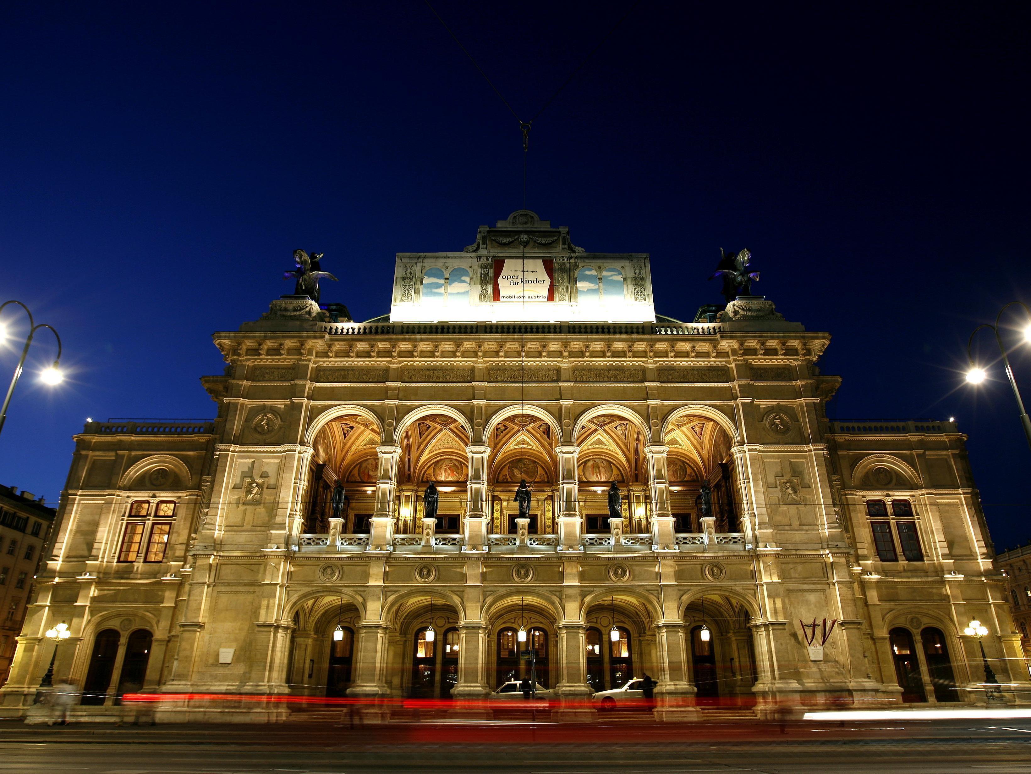 Die Wiener Staatsoper bei Nacht.