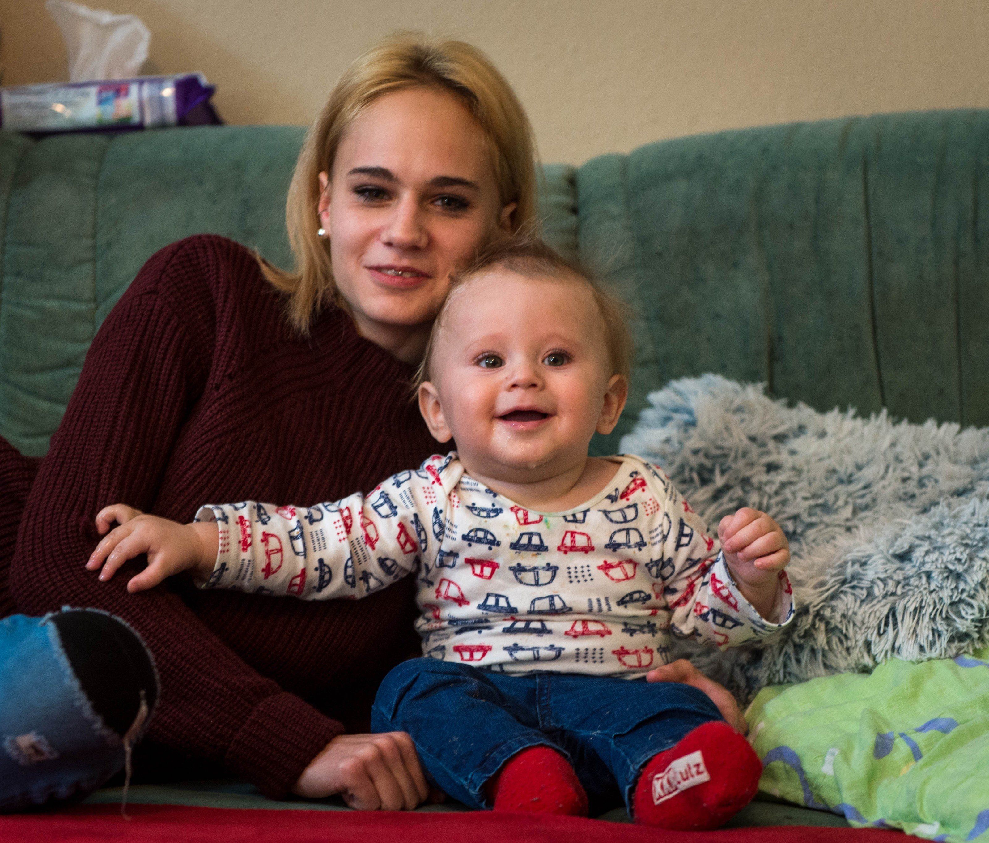Bianca kümmert sich – trotz ihres jungen Alters – den ganzen Tag um ihr Wunschkind Lucas. Bianca kümmert sich – trotz ihres jungen Alters – den ganzen Tag um ihr Wunschkind Lucas.