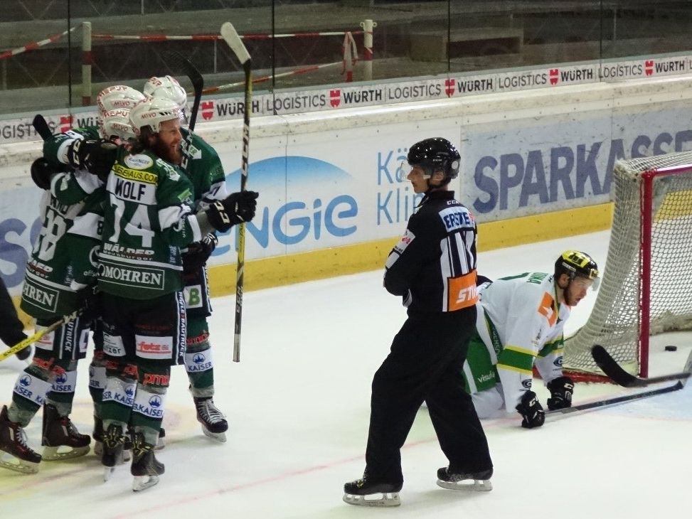 Puck zum 4:3 im Tor, Jubel der Wälder, Lustenau am Boden. Puck zum 4:3 im Tor, Jubel der Wälder, Lustenau am Boden.