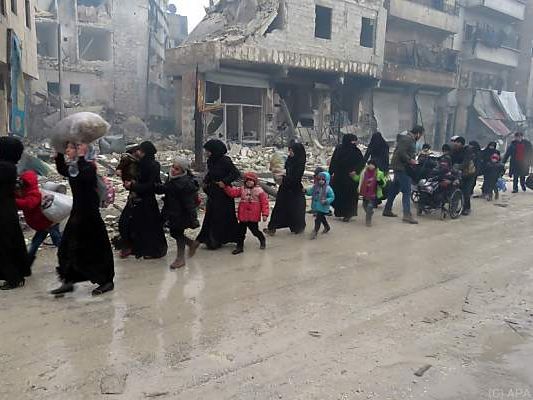 Die Menschen flüchten aus zerbombten Bezirken Die Menschen flüchten aus zerbombten Bezirken