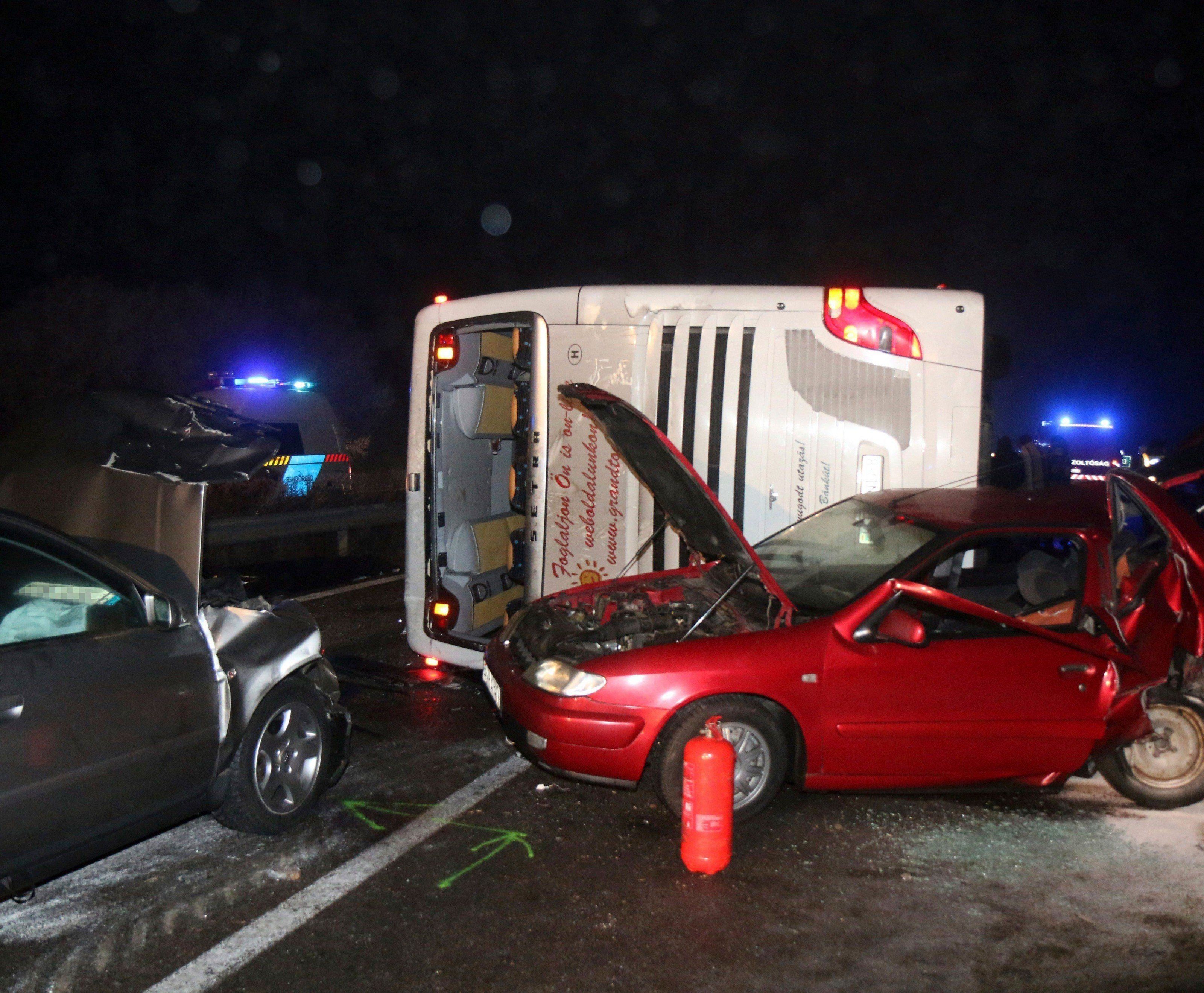 An der Unfallstelle auf der M3 in Ungarn An der Unfallstelle auf der M3 in Ungarn
