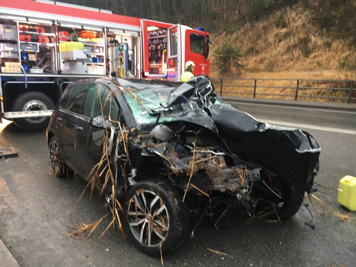 Lenker wurde unbestimmten Grades verletzt. Lenker wurde unbestimmten Grades verletzt.