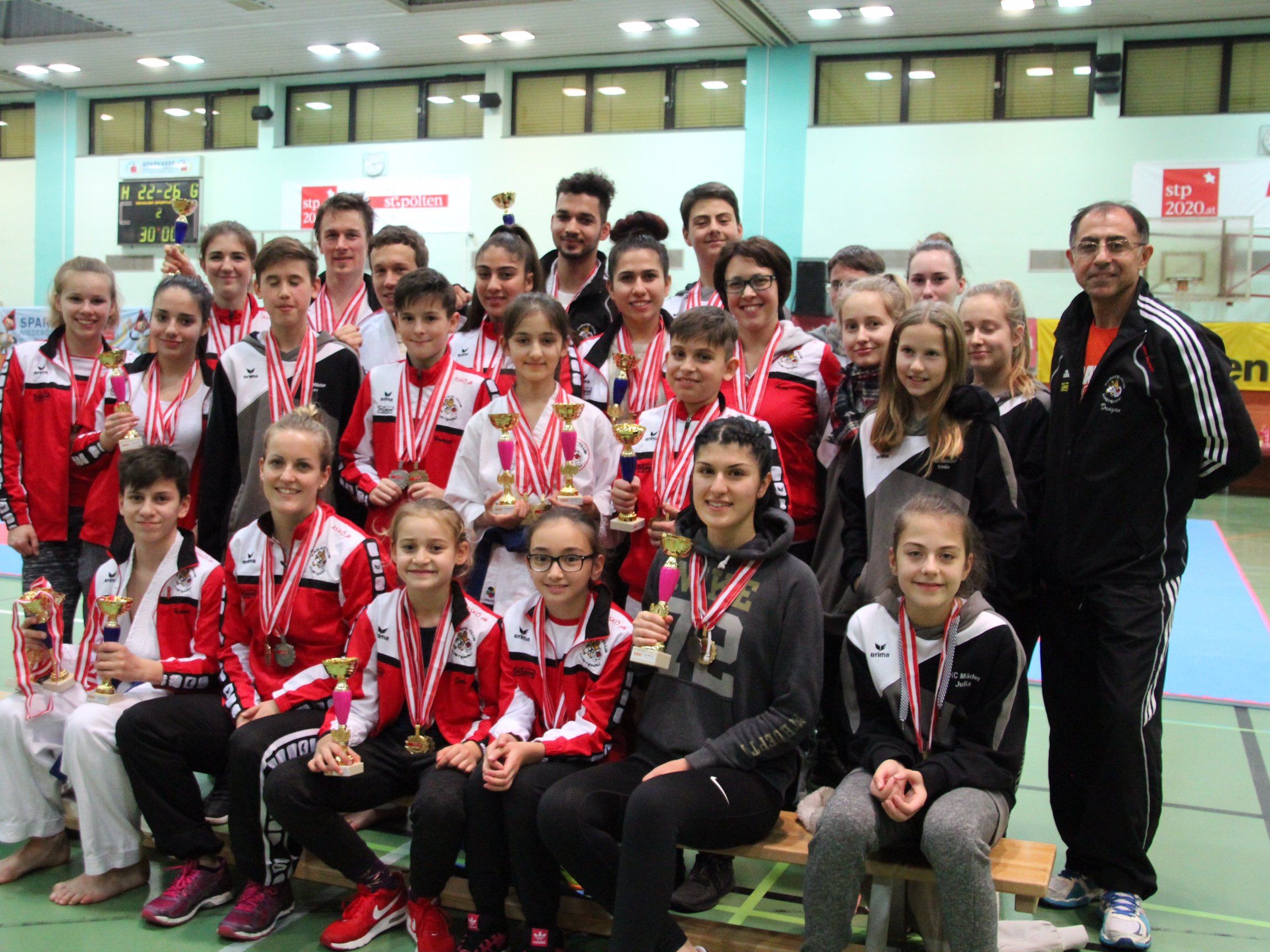 Das äußerst erfolgreiche Karateteam aus Lustenau bei der ASKÖ-Bundesmeisterschaft mit Nationaltrainer Dragan Leiler. Das äußerst erfolgreiche Karateteam aus Lustenau bei der ASKÖ-Bundesmeisterschaft mit Nationaltrainer Dragan Leiler.