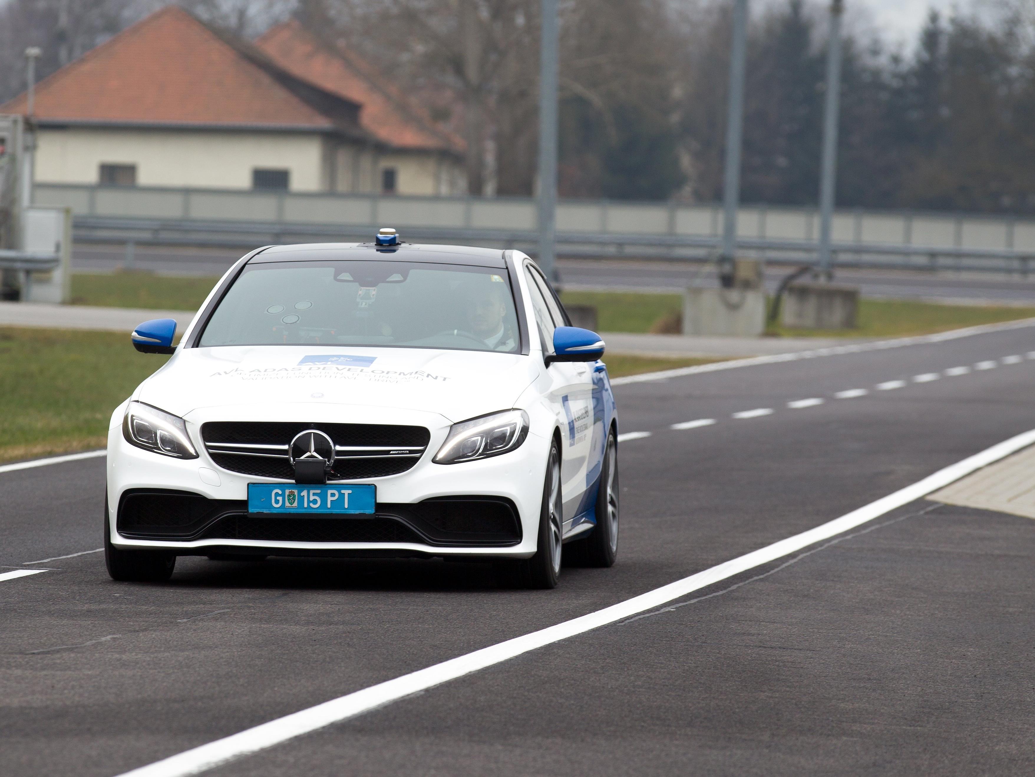 Die ersten Tests mit teilweise selbstfahrenden Autos in Österreich sind in der Steiermark angelaufen.