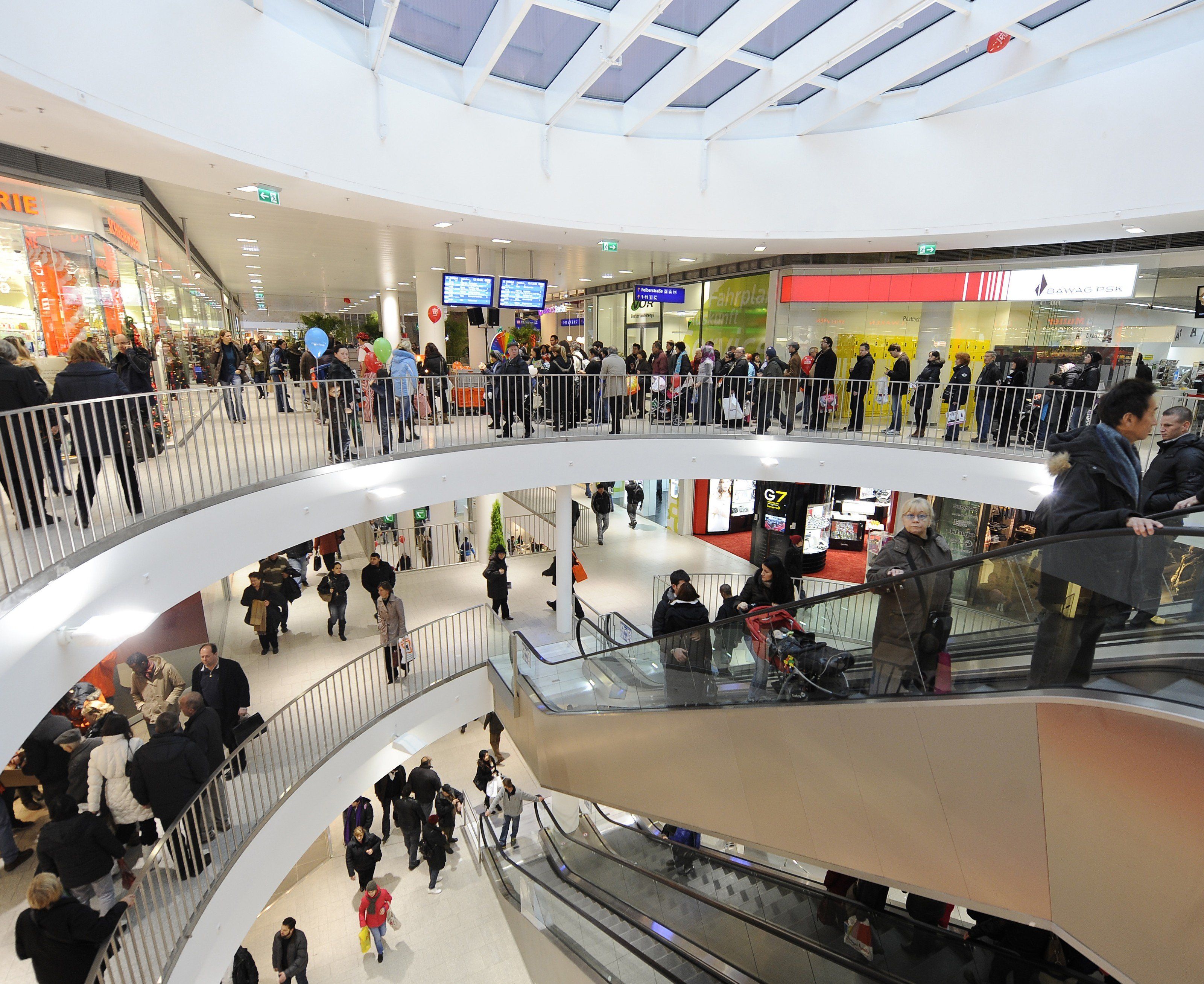 Die Polizeipräsenz am Wiener Westbahnhof wird verstärkt. Die Polizeipräsenz am Wiener Westbahnhof wird verstärkt.