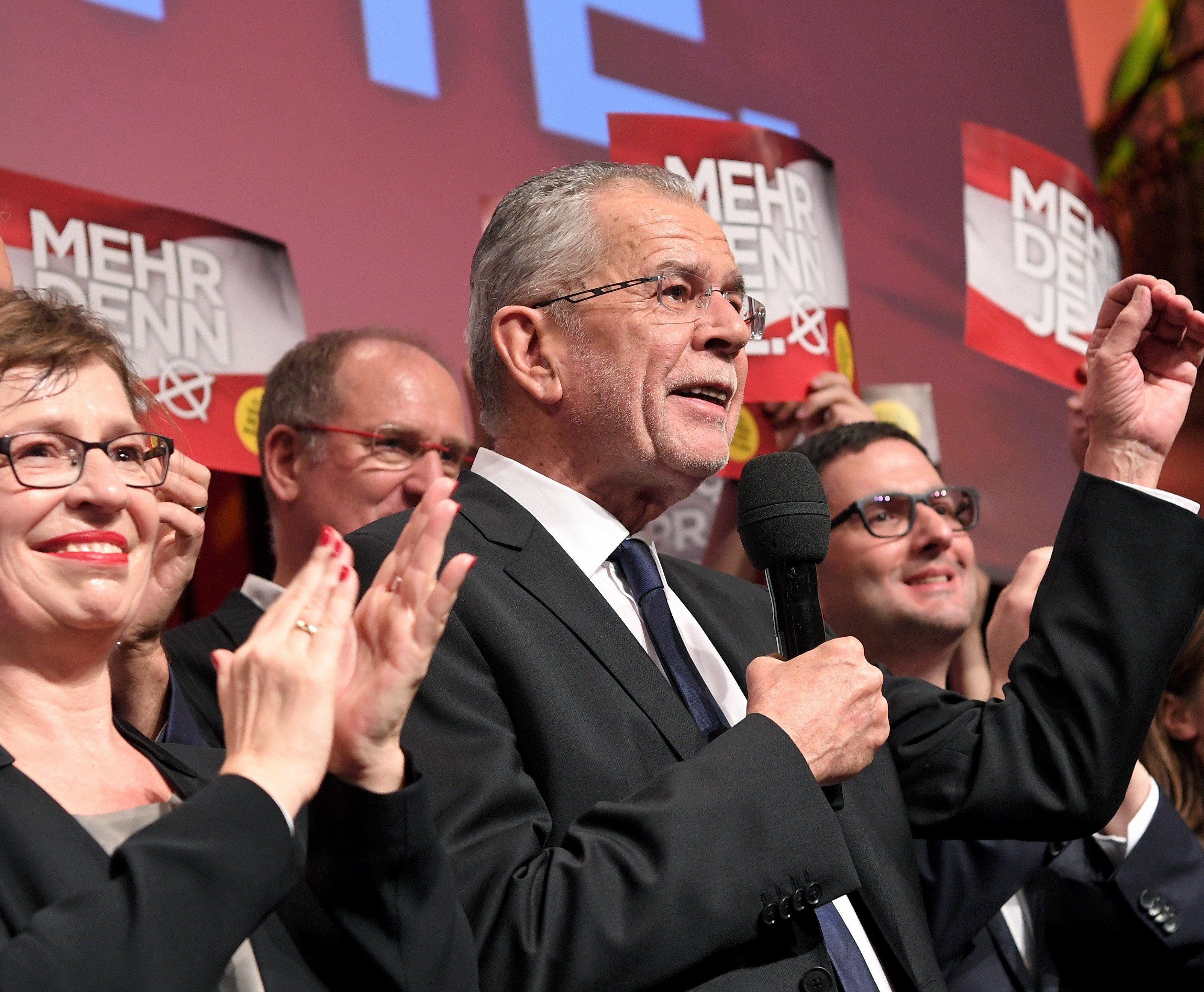 Alexander Van der Bellen legte nach Auszählung der Briefwahlstimmen in Wien und OÖ zu. Alexander Van der Bellen legte nach Auszählung der Briefwahlstimmen in Wien und OÖ zu.