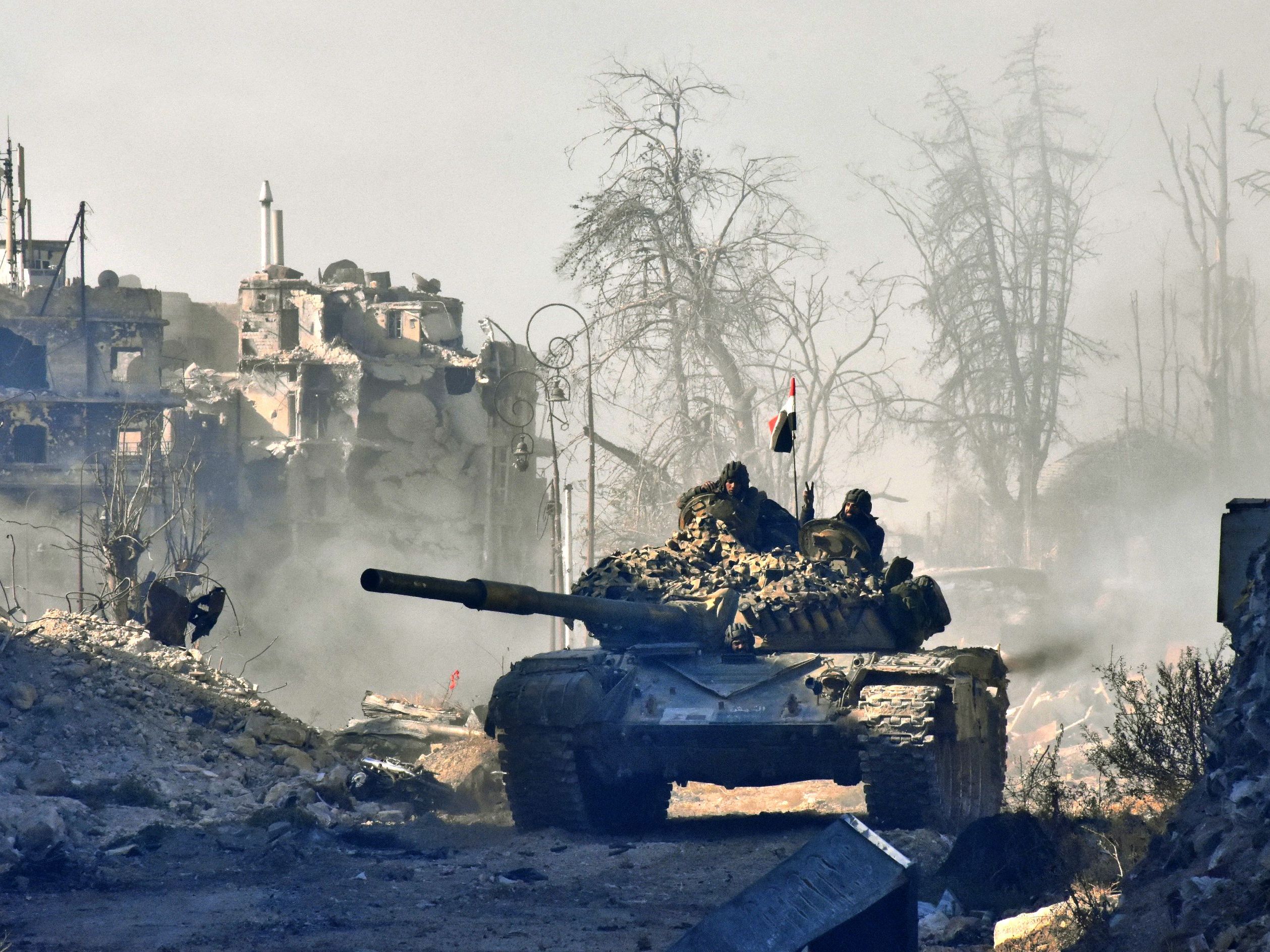 Busse verlassen Aleppo ohne Kämpfer und Zivilisten. Busse verlassen Aleppo ohne Kämpfer und Zivilisten.
