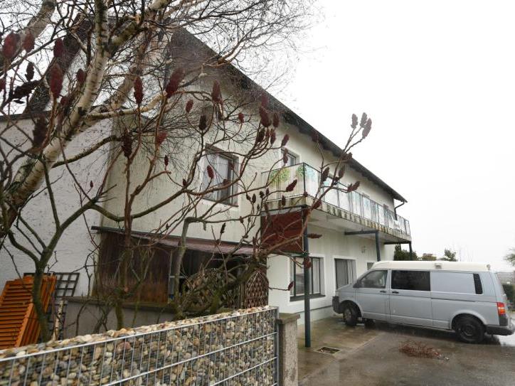 Das Haus im Ortsteil Schildberg der Marktgemeinde Böheimkirchen (Bezirk St. Pölten), in dem sechs Tote entdeckt wurden.