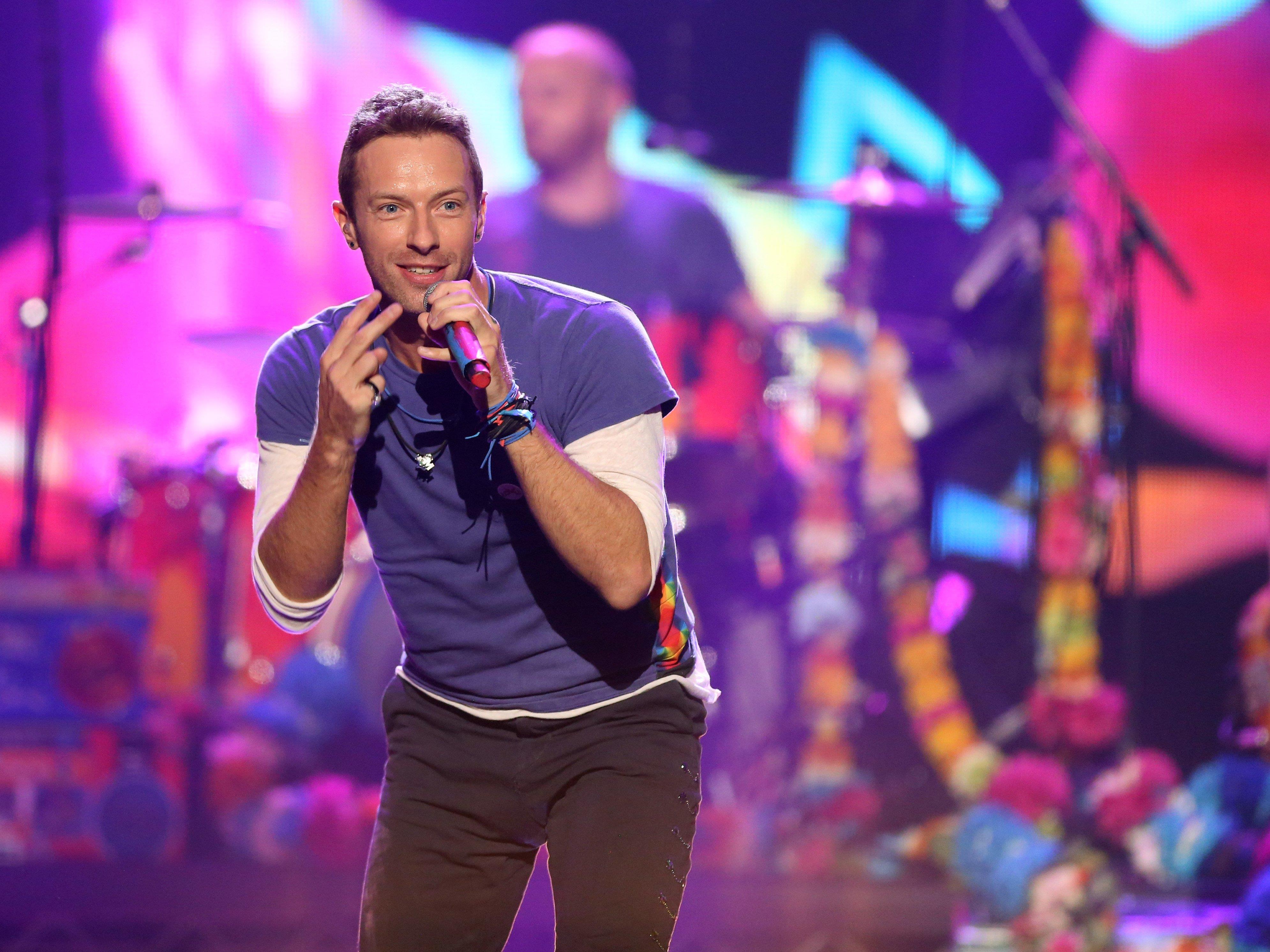 Coldplay-Sänger Chris Martin bat bei einem Konzert die falsche Frau für einen Heiratsantrag eines Fans auf die Bühne.