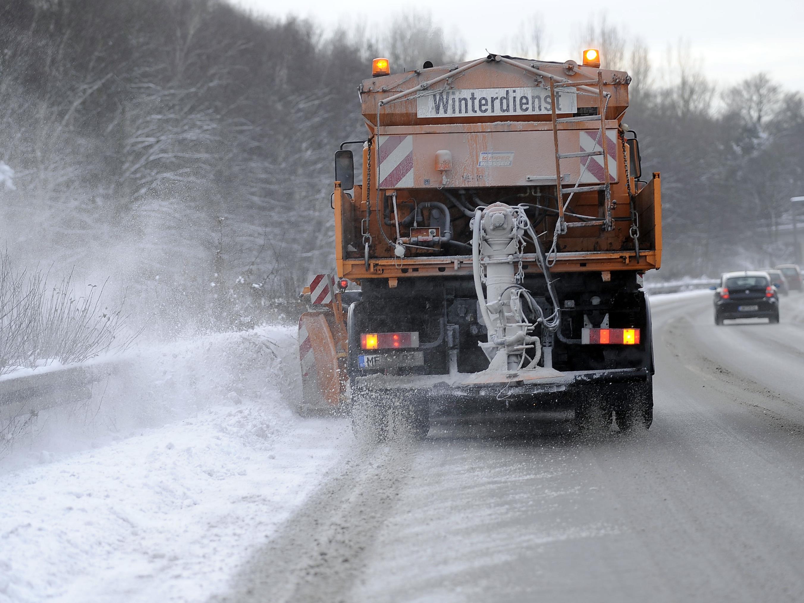Der Wintereinbruch kam für einige Auto- und Lkw-Fahrer überraschend.