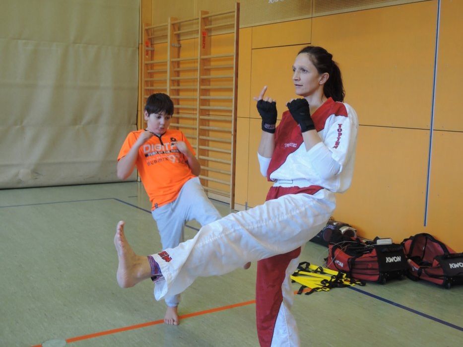 Bianca Amann zeigten den Schülern der 2b Klasse die Kickboxelemente und einiges aus dem Taebo-Bereich. Bianca Amann zeigten den Schülern der 2b Klasse die Kickboxelemente und einiges aus dem Taebo-Bereich.