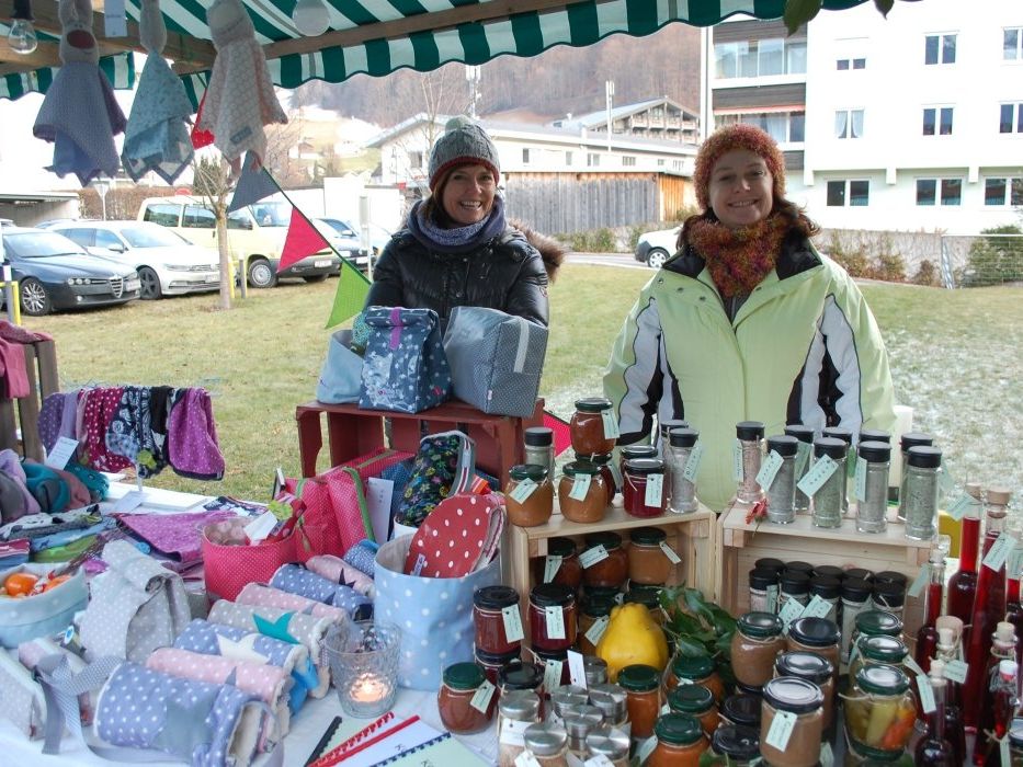 Zahlreiche heimische Kunsthandwerker boten ihre Waren bei Markt der Reha-Klinik feil. Zahlreiche heimische Kunsthandwerker boten ihre Waren bei Markt der Reha-Klinik feil.