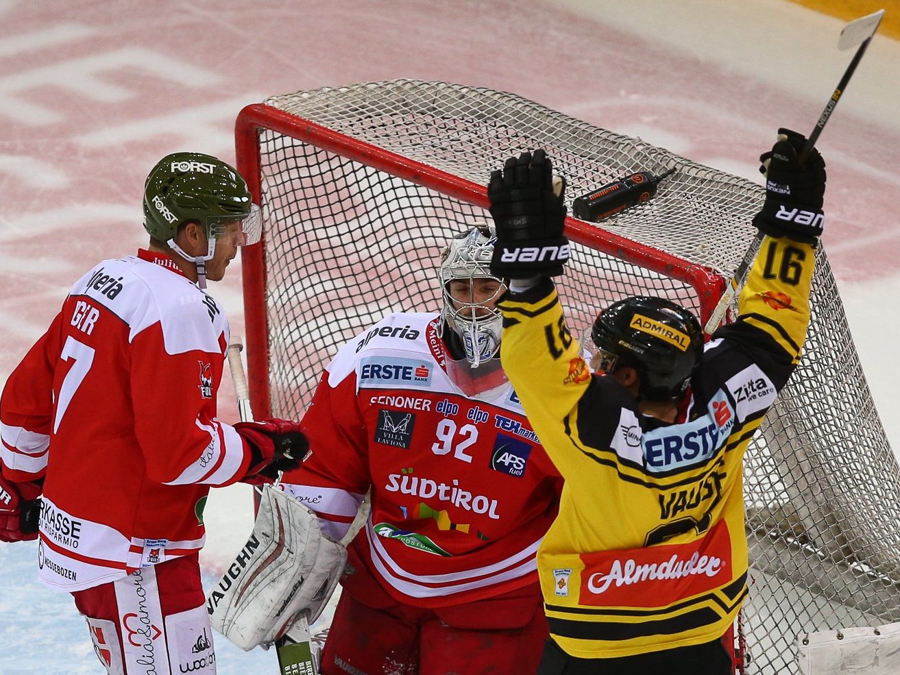 Die Vienna Caps führen in der EBEL. Die Vienna Caps führen in der EBEL.
