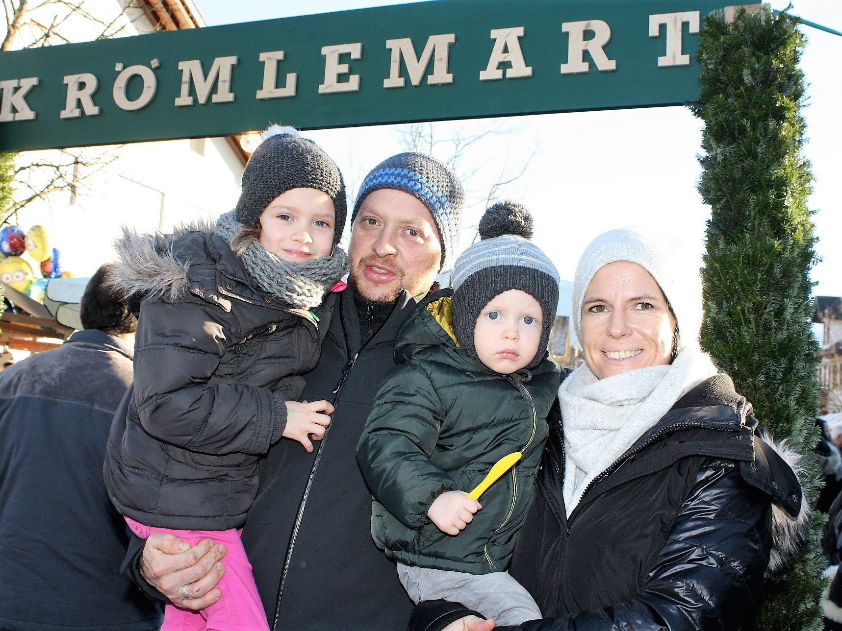 Katja und Mathias Holzmann mit Amara und Jeremias beim Marktrundgang. Katja und Mathias Holzmann mit Amara und Jeremias beim Marktrundgang.