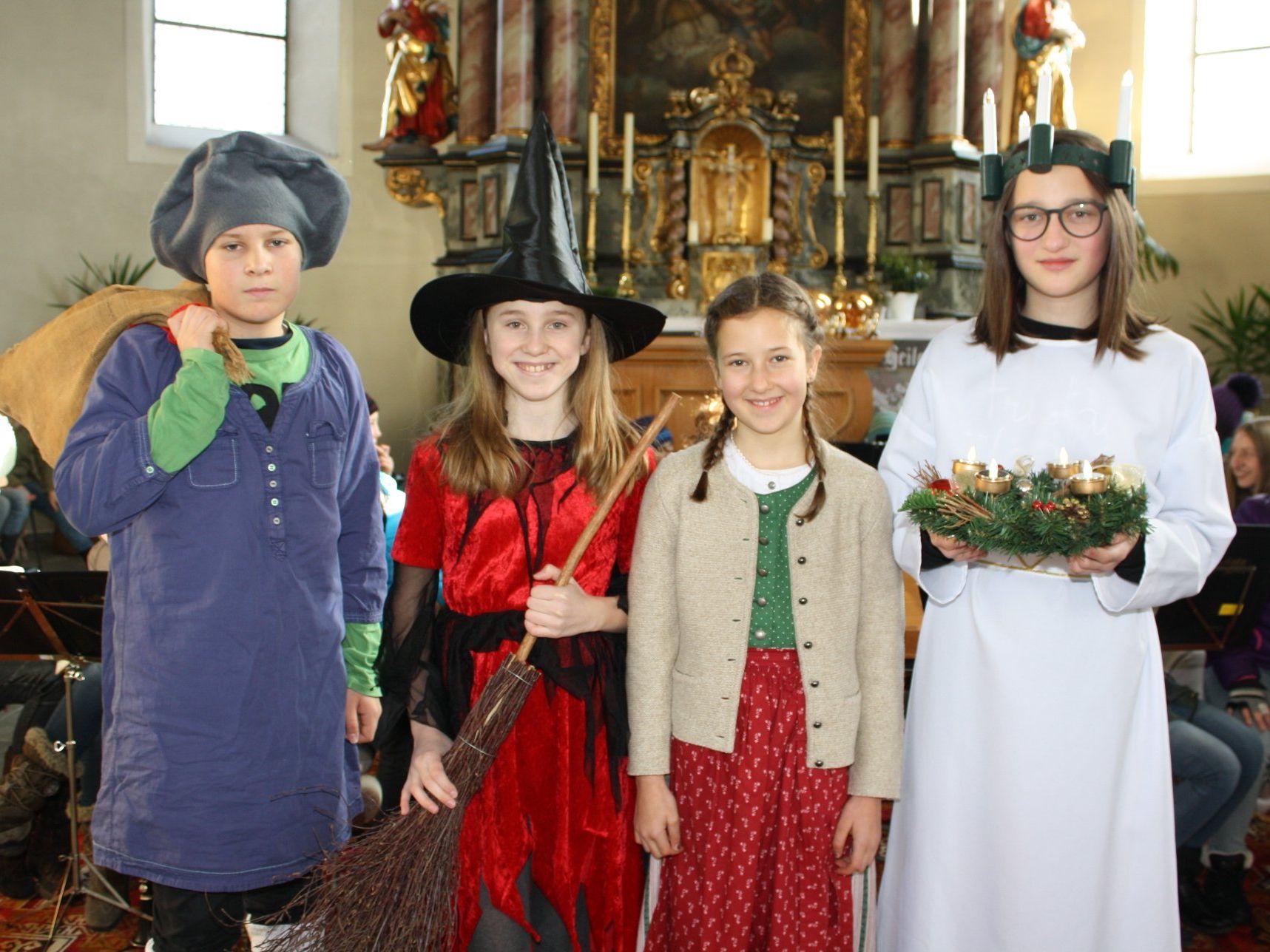 Befana, Santa Lucia und Olentzero erzählten dem Kind von Weihnachtsbräuchen in anderen Ländern. Befana, Santa Lucia und Olentzero erzählten dem Kind von Weihnachtsbräuchen in anderen Ländern.