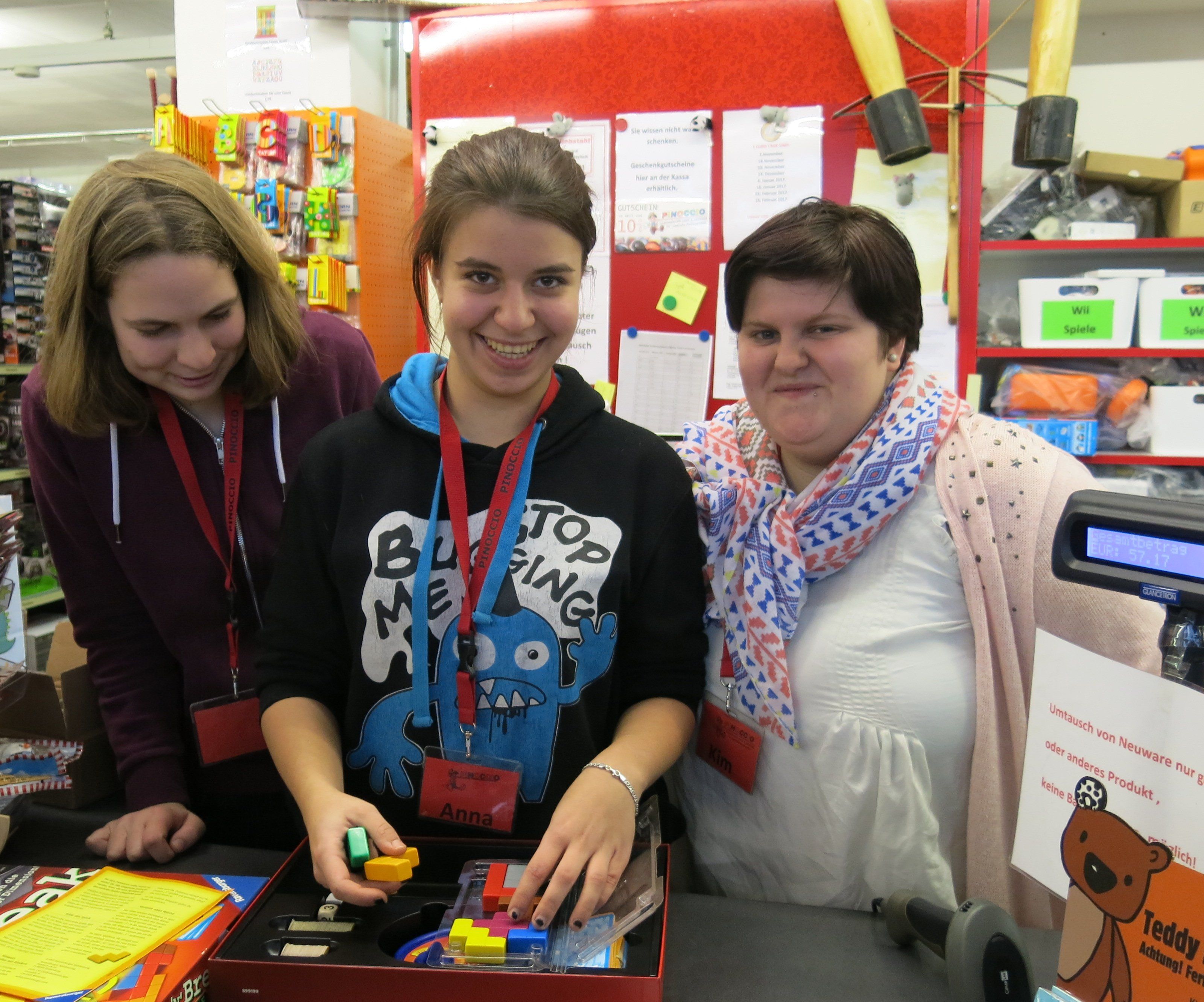 Fiona, Anna und Kim sind bei Pinoccio in ihrem Element. Da darf auch zwischendurch gespielt werden. Fiona, Anna und Kim sind bei Pinoccio in ihrem Element. Da darf auch zwischendurch gespielt werden.