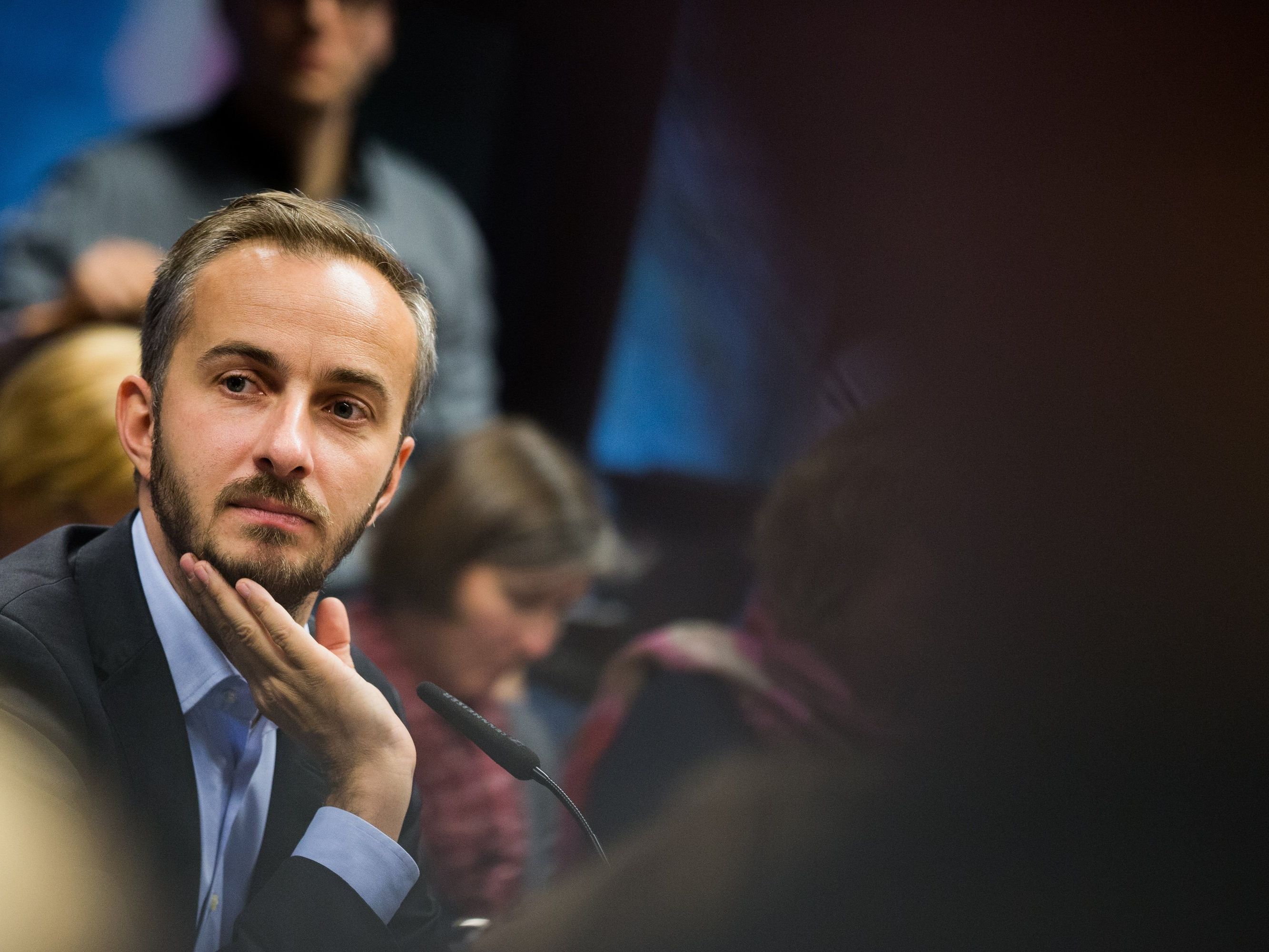 Jan Böhmermann kontert einem Hater mit Humor - aber ist der Chat echt? Jan Böhmermann kontert einem Hater mit Humor - aber ist der Chat echt?