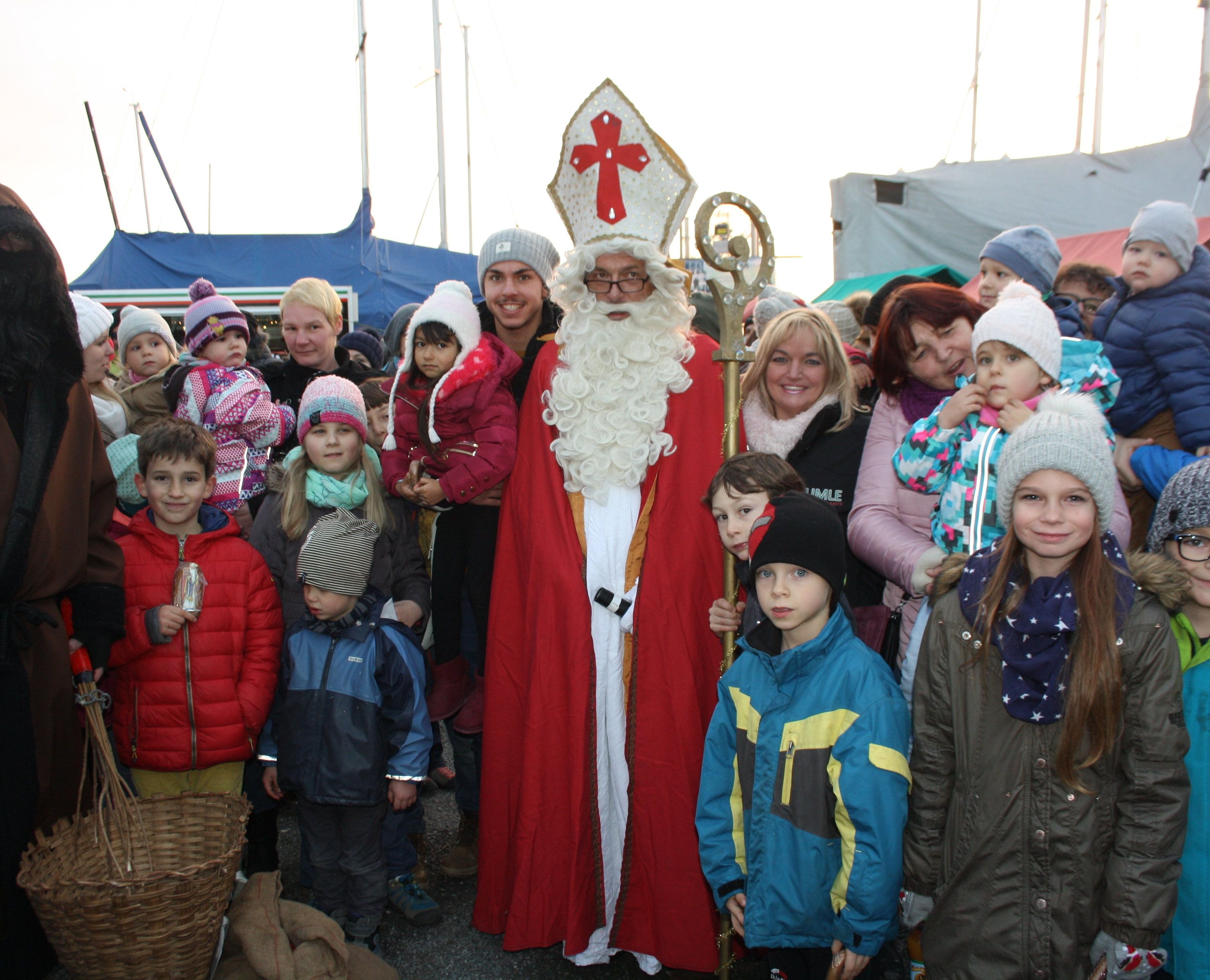 Für die Kinder war der Nikolausbesuch natürlich das ganz besondere Erlebnis. Für die Kinder war der Nikolausbesuch natürlich das ganz besondere Erlebnis.