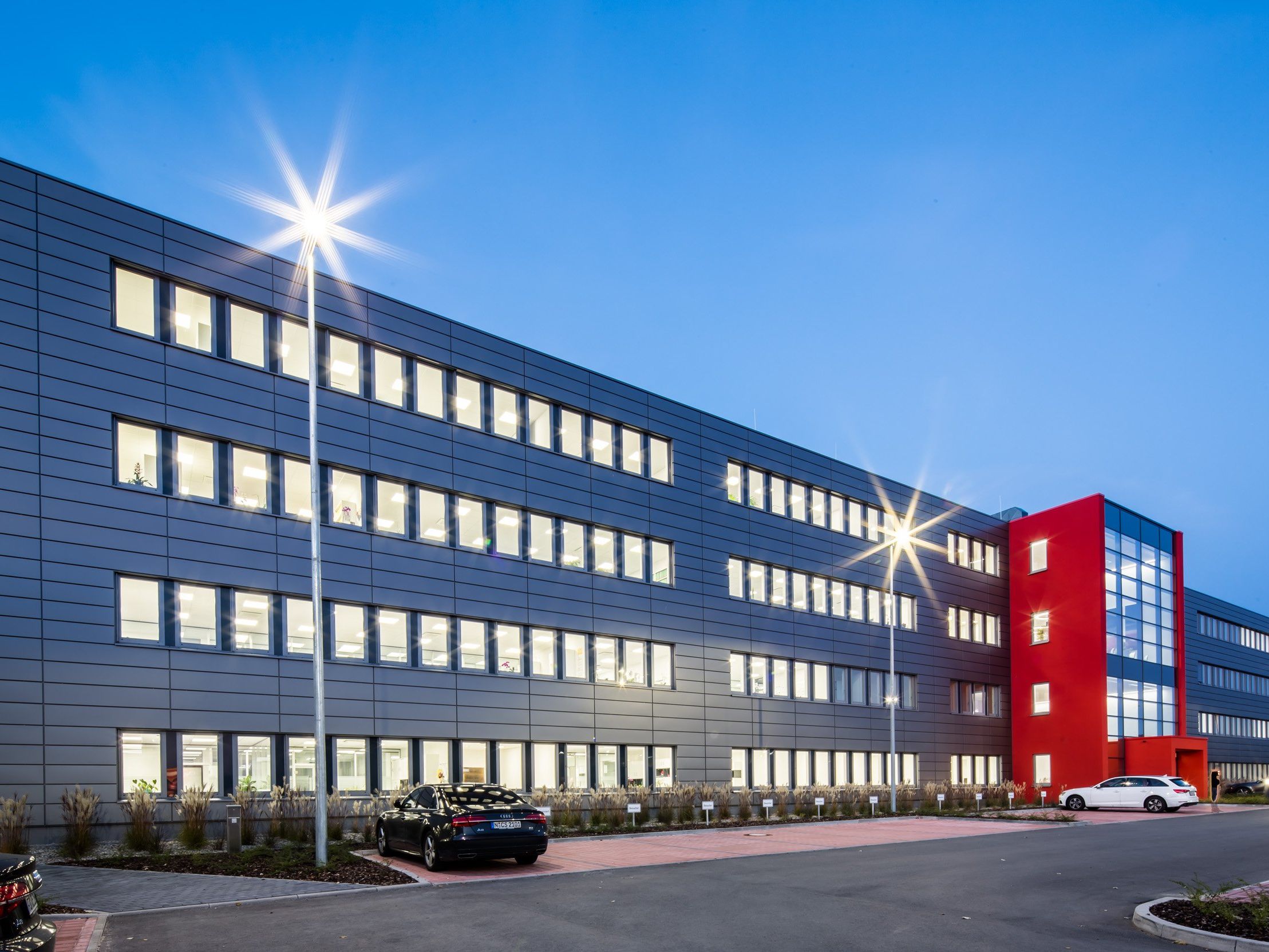 Die neue NORMA-Firmenzentrale in Fürth erstrahlt mit LEDON-Licht. Die neue NORMA-Firmenzentrale in Fürth erstrahlt mit LEDON-Licht.