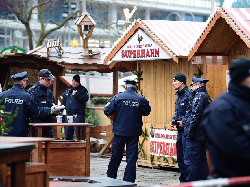 Polizisten am betroffenen Weihnachtsmarkt in Berlin