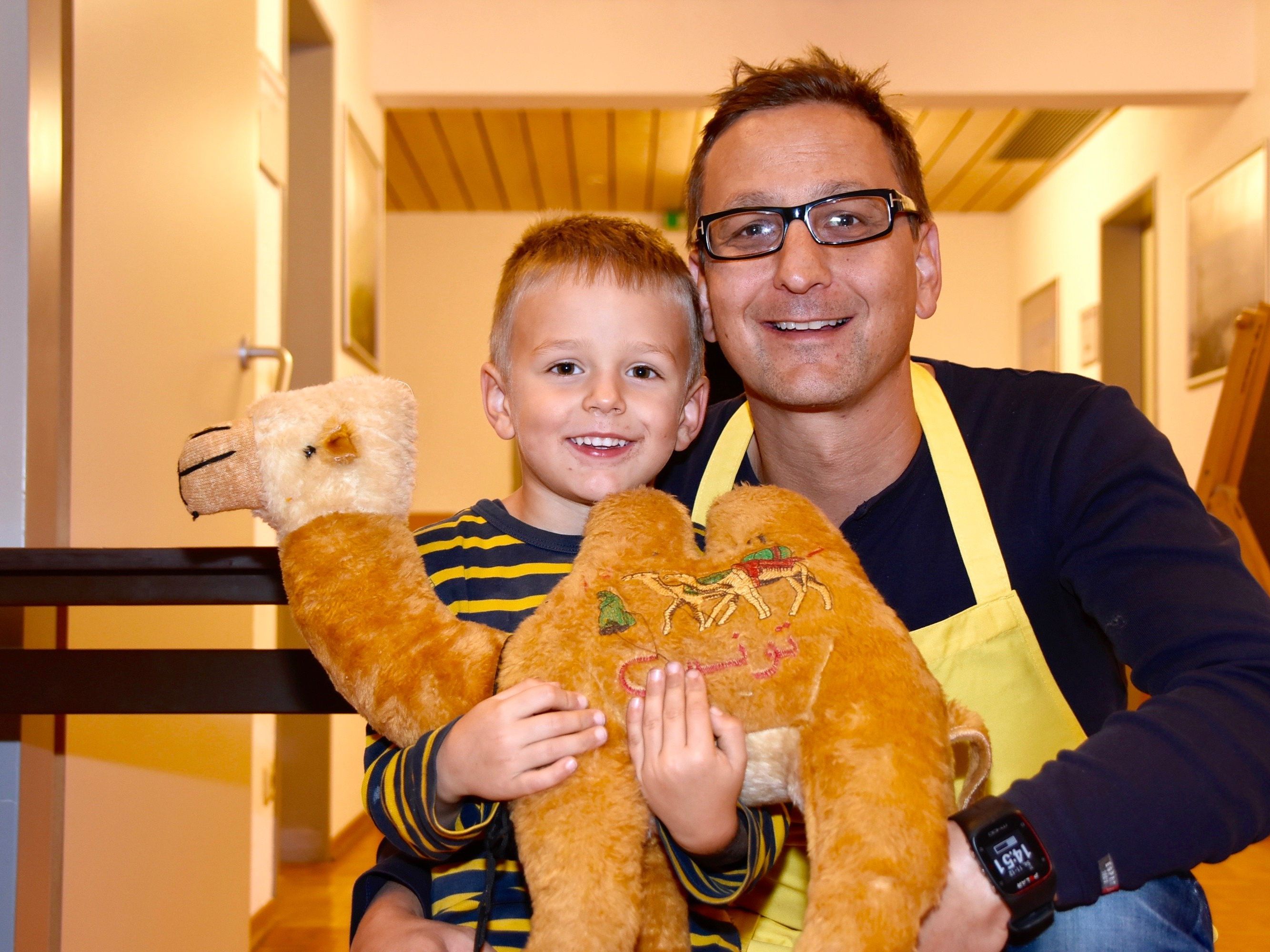 Joe Tschofen, Mitglied des Lions Club Silvretta, mit Sohn Laurenz im Raum "Montafon" des Haus des Gastes in Schruns. Joe Tschofen, Mitglied des Lions Club Silvretta, mit Sohn Laurenz im Raum "Montafon" des Haus des Gastes in Schruns.