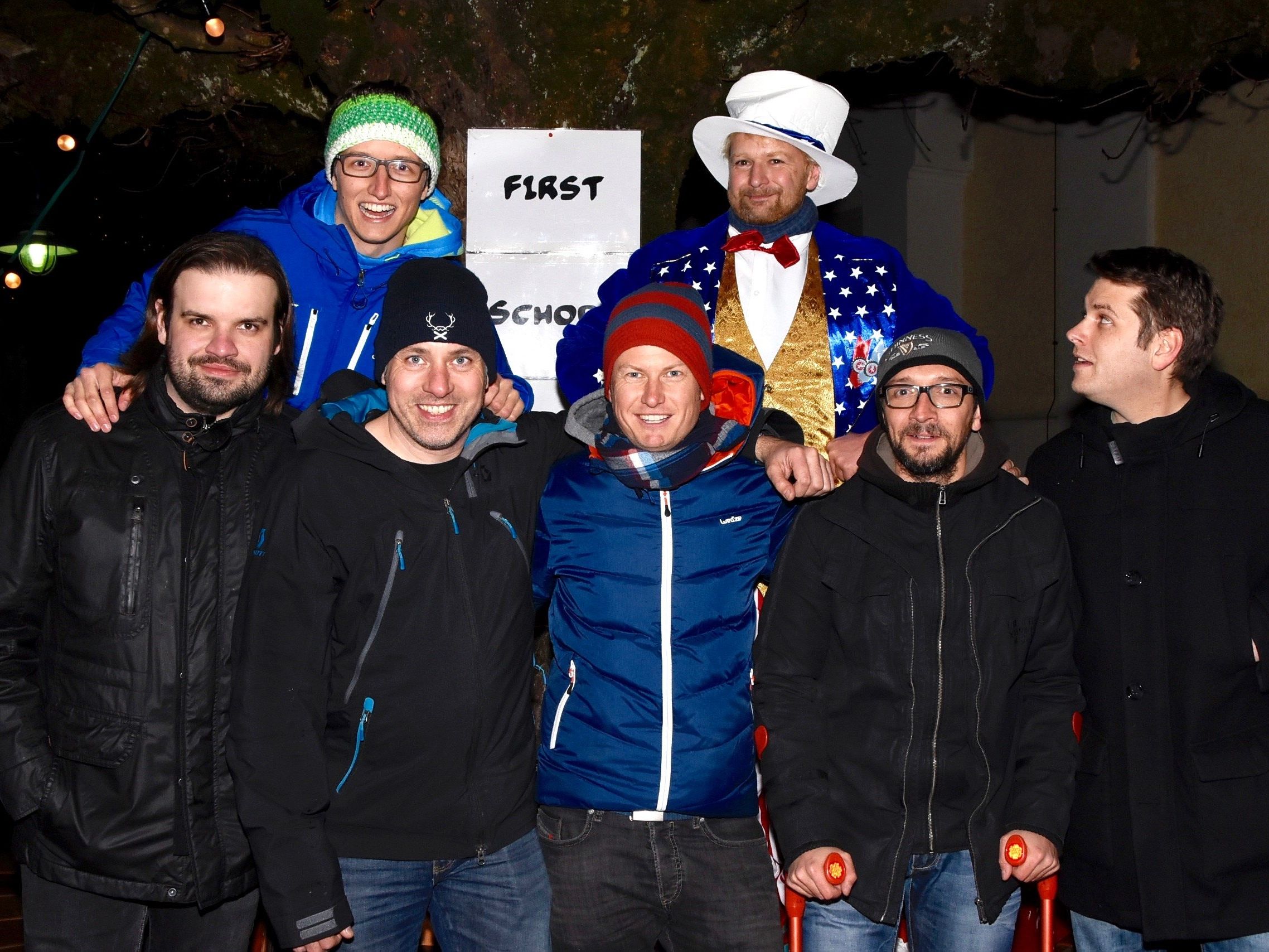 Mitglieder des Hobby-Fußballvereins "First Schopf Soccer Team", die zum Gelingen des "Charity-Kränzle" am Schrunser Kirchplatz beitragen.