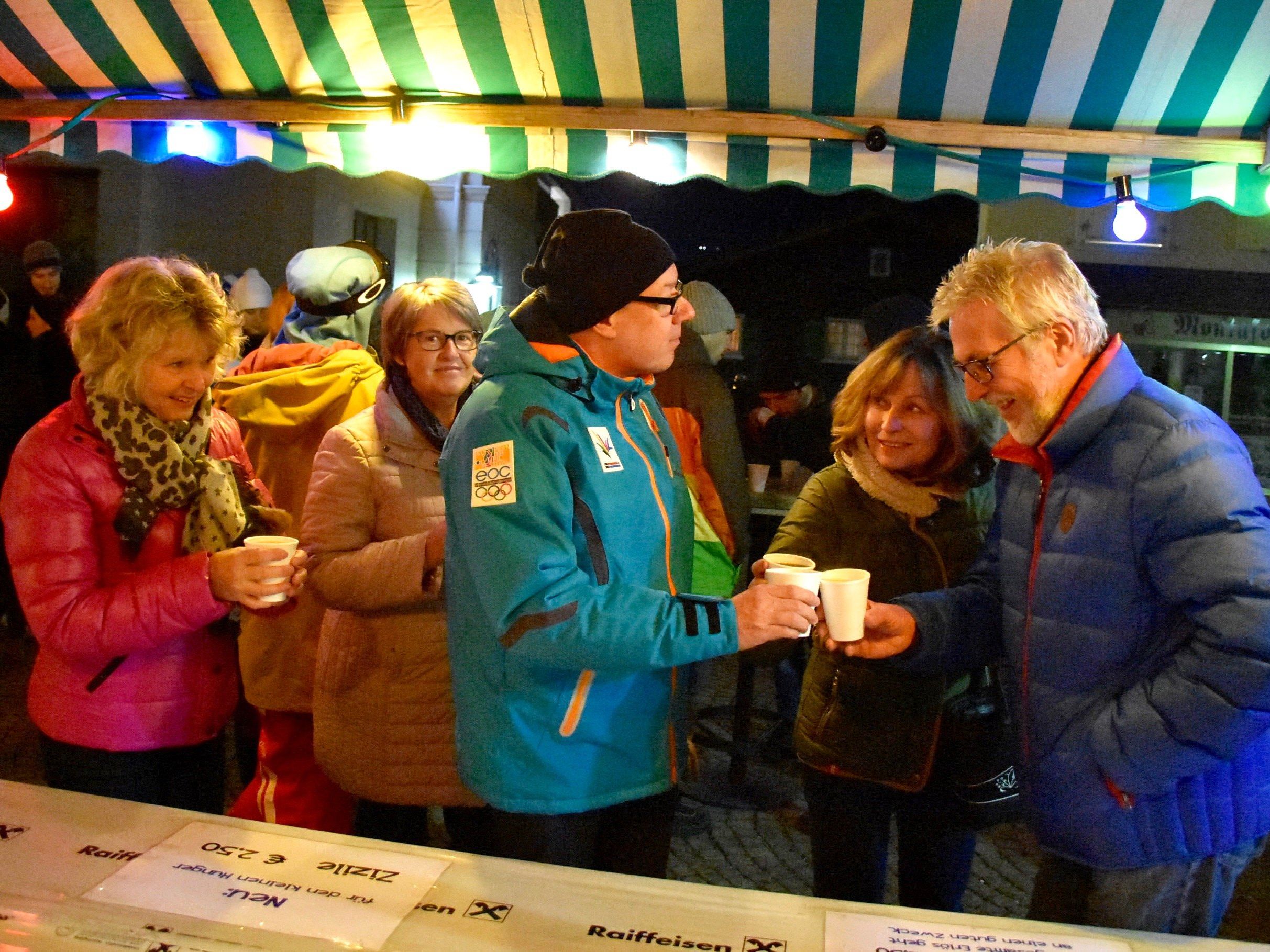 Gute Stimmung beim Charity-Kränzle des First Schopf Soccer Teams Donnerstagabend am Schrunser Kirchplatz Gute Stimmung beim Charity-Kränzle des First Schopf Soccer Teams Donnerstagabend am Schrunser Kirchplatz